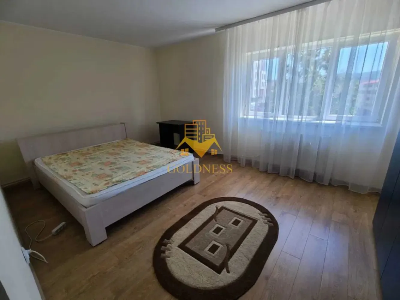 2 camere decomandate, balcon, Zorilor, Golden Tulip, UTCN, Profi - GOLDNESS Imobiliare vă propune spre închiriere un apartament cu 2 camere complet mobilat și utilat, la etajul 4 într-un imobil de 4 etaje, în Cartierul Zorilor . Se poate parca prin zona Se află în apropierea stațiilor de transport în comun, magazine, restaurante, spații verzi, farmacii, etc. Apartamentul este compartimentat astfel: - dormitor cu pat matrimonial, dressing - dormitor cu pat matrimonial, dressing - bucatarie complet utilată și mobilată, loc de servit masa - baie cu cada, calorifer port prosop și dulap pentru depozitare. - balcon de 6 mp. Imobilul este dotat cu toate cele necesare- centrală proprie, frigider, aragaz, hotă, mașină de spălat haine, etc. Dacă sunteți interesați de acest apartament și doriți să îl vizionați, dar și pentru alte oferte nu ezitați să ne contactați telefonic sau prin e-mail. Vă stăm la dispoziție! Pentru intermediere se percepe un comision de 50% din prețul chiriei!