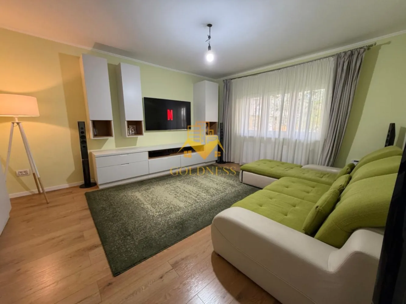 3 Camere decomandate, Parcare, Modern, Marasti - GOLDNESS Imobiliare vă propune spre vânzare un apartament modern de 3 camere decomandate, complet mobilat și utilat, situat în cartierul Marasti. Proprietatea beneficiază de un loc de parcare și garaj, se află într-o zonă accesibilă, cu proximitate față de mijloace de transport în comun, magazine, restaurante, farmacii și spații verzi. Apartamentul este compartimentat eficient, oferind un spațiu confortabil și funcțional: -doua dormitoare amenajate cu pat matrimonial, dressing și noptiere -Living luminos cu canapea extensibilă - bucatarie complet utilata si mobilata, zona de dining, aer conditionat - doua bai moderne, una dotată cu dus walk in iar cealalta cu cada, calorifer port-prosop și spații de depozitare Imobilul dispune de toate facilitățile necesare unui stil de viață confortabil: centrală termică proprie și electrocasnice complete (frigider, aragaz, hotă, mașină de spălat rufe). Această proprietate reprezintă o alegere ideală atât pentru locuință personală, cât și pentru investiție. Pentru informații suplimentare sau programarea unei vizionări, vă invităm să ne contactați telefonic sau prin e-mail. Echipa noastră vă stă cu plăcere la dispoziție. Pentru intermediere se percepe un comision de 2% din prețul vanzarii!