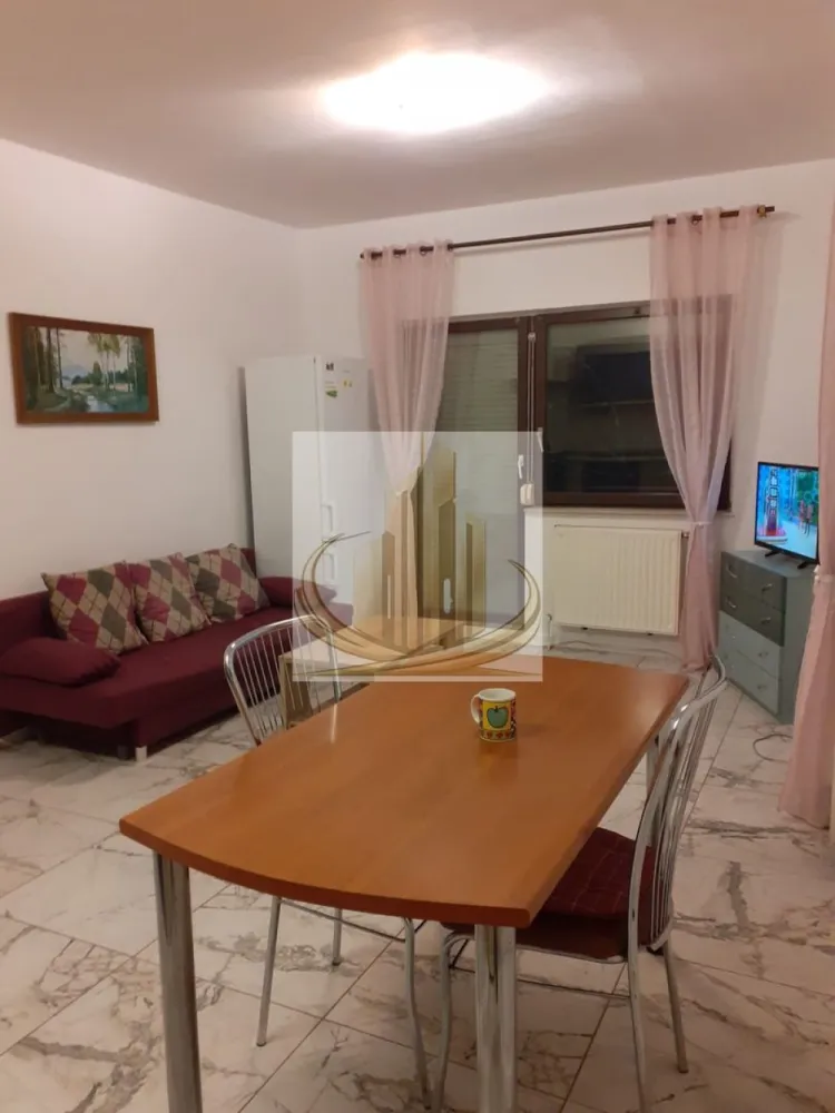 🏡Grand Mobilis va propune spre închiriere ap 3 camere - Grand Mobilis Imobiliare vă propune spre închiriere un apartament cu 3 camere, situat în vilă, complet utilat și mobilat. Proprietatea este compartimentată astfel: bucătărie cu living open space, hol, 2 dormitoare spațioase, 1 baie și 2 balcoane. Apartamentul beneficiază de o amplasare excelentă, la doar 1 minut de stația de autobuz E3, cu acces facil către principalele puncte de interes ale orașului. În imediata apropiere se regăsesc magazine precum Profi, Lidl, Kaufland, restaurantul Simpli Bistro, precum și o sală de fitness. Preț: 350 €/lună + garanție. Pentru mai multe informații sau pentru programarea unei vizionări, vă invităm să ne contactați.