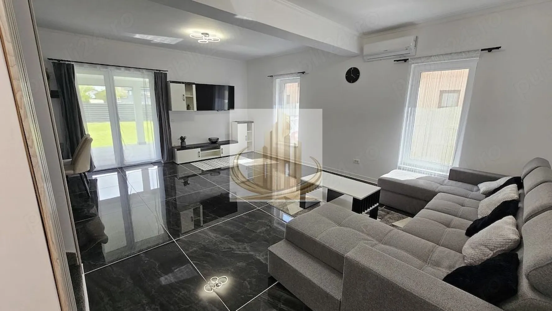 Duplex Modern | 150 mp utili | Curte 300 mp | 3 Parcări | Dumbrăvița - rand Mobilis Imobiliare vă propune spre închiriere o casă tip duplex, modernă și elegantă, situată în Dumbrăvița, într-o zonă liniștită, dar excelent conectată cu orașul. Gândită pentru confort și funcționalitate, această locuință oferă spațiu generos, intimitate și un ambient plăcut, fiind alegerea ideală pentru un cuplu sau o familie care își dorește mai mult decât un simplu apartament. 📐 Caracteristici principale: Suprafață utilă: 150 mp Curte proprie: 300 mp, amenajată cu gazon 3 locuri de parcare în curte Regim: Parter + Etaj + Pod (depozitare) 🏡 Compartimentare echilibrată: Parter: Dormitor / birou – ideal pentru work from home Living spațios, luminos, cu zonă de dining Bucătărie complet utilată Baie Hol Etaj: 2 dormitoare generoase, fiecare cu dressing propriu Baie Pod: Spațiu util pentru depozitare 🏢 Dotări care fac diferența: Mobilier modern, locuință complet utilată Centrală proprie + 2 aparate de aer condiționat Jaluzele electrice la dormitoare Poartă automată Sistem de irigare automat + robot pentru gazon Sistem de supraveghere video Curte privată – perfectă pentru relaxare, familie sau animale 📍 Locație: Zonă liniștită, ideală pentru locuit În imediata apropiere: școli, grădinițe, magazine, farmacii Restaurante și cafenele în zonă Mijloace de transport în comun Acces rapid către principalele artere ale orașului 💼 Pentru cine este: ✔️ Familii care își doresc spațiu, liniște și siguranță ✔️ Cupluri care caută confort și un stil de viață echilibrat ✔️ Ideal pentru cei care vor curte proprie fără compromisuri 💰 Preț: 1.099 €/lună 💳 Garanție: 600 € 📞 Pentru detalii și vizionări, echipa Grand Mobilis Imobiliare vă stă la dispoziție! ID Intern: CP3060877