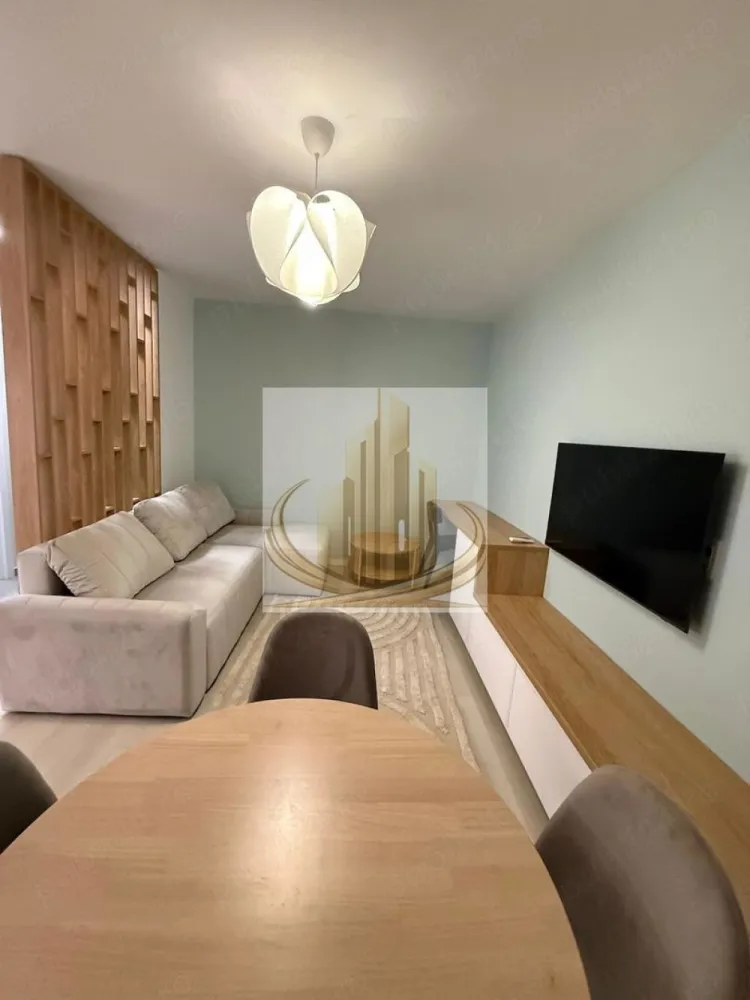 Inchiriere Apartament cu 2 cam. Adora Forest - Grand Mobilis Imobiliare Va propune spre inchiriere un apartament cu 2 camere, situat la parter, in zona Lipovei Dumbravita (vis a vis de Padurea Verde), complex Adora Forest, cu suprafata de 47 mp utili + terasa de 10 mp, beneficiind de urmatoarea compartimentare interioara: - hol de acces - living cu acces la terasa - bucatarie deschisa - dormitor cu acces la terasa - baie - terasa tip loggie Dotari apartament: centrala proprie, geamuri termopan, aer conditionat, televizor, mașina de spălat rufe, masina de uscat haine, bucătărie utilată: frigider, cuptor, masina de spalat vase, cuptor cu microunde, plita inductie. Vecinatati: Padurea Verde, statie autobuz 46, 500 m de complexul Bega unde se gasesc: magazine alimentare: Lidl, Mega Image, Gym One 6, Pepco, DM, 1km de magazinul alimentar Kaufland, 3km de Iulius Mall Chiria solicitata este de 460 euro luna, garanția solicitată fiind în cuantumul a 1 chirie lunara. Aditional apartamentului, se pune la dispozitie un loc de parcare cu dispozitiv de blocare actionat prin telecomanda. Nu se accepta animale de companie sau familii cu copii mici. Va asteptam la o vizionare!