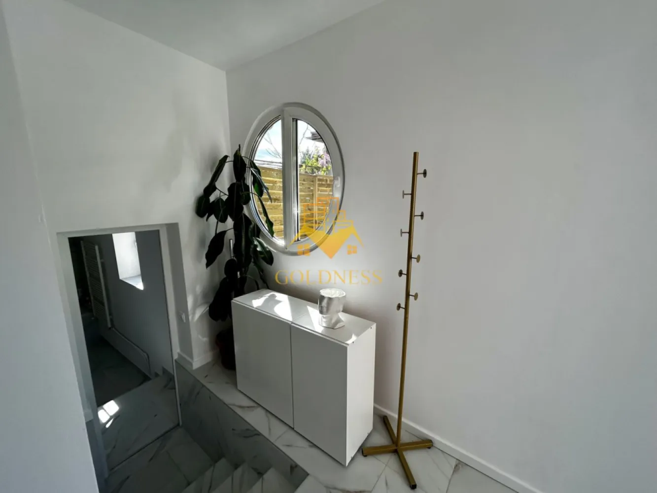 3 camere, modern, curte 105 mp, Parcul Central, Polivalenta, central - GOLDNESS Imobiliare vă propune spre închiriere o casa complet mobilata și utilata, situata in inima orasului. Dispune de locuri de parcare in curte. Se află în apropierea stațiilor de transport în comun, magazine, restaurante, spații verzi, farmacii, etc. Apartamentul este compartimentat astfel: - dormitor cu canapea extensibila, spatiu pentru depozitat, noptiere, comoda tv - living cu canapea, comoda tv, spatiu pentru depozitat - bucatarie complet utilată și mobilată, loc de servit masa - doua bai cu cada, calorifer port prosop și dulap pentru depozitare. La mansarda exista posibilitatea de a amenaja un dressing! Imobilul este dotat cu toate cele necesare- centrală proprie, frigider, plita, hotă, mașină de spălat haine, etc. Dacă sunteți interesați de acest apartament și doriți să îl vizionați, dar și pentru alte oferte nu ezitați să ne contactați telefonic sau prin e-mail. Vă stăm la dispoziție! Pentru intermediere se percepe un comision de 50% din prețul chiriei! }}