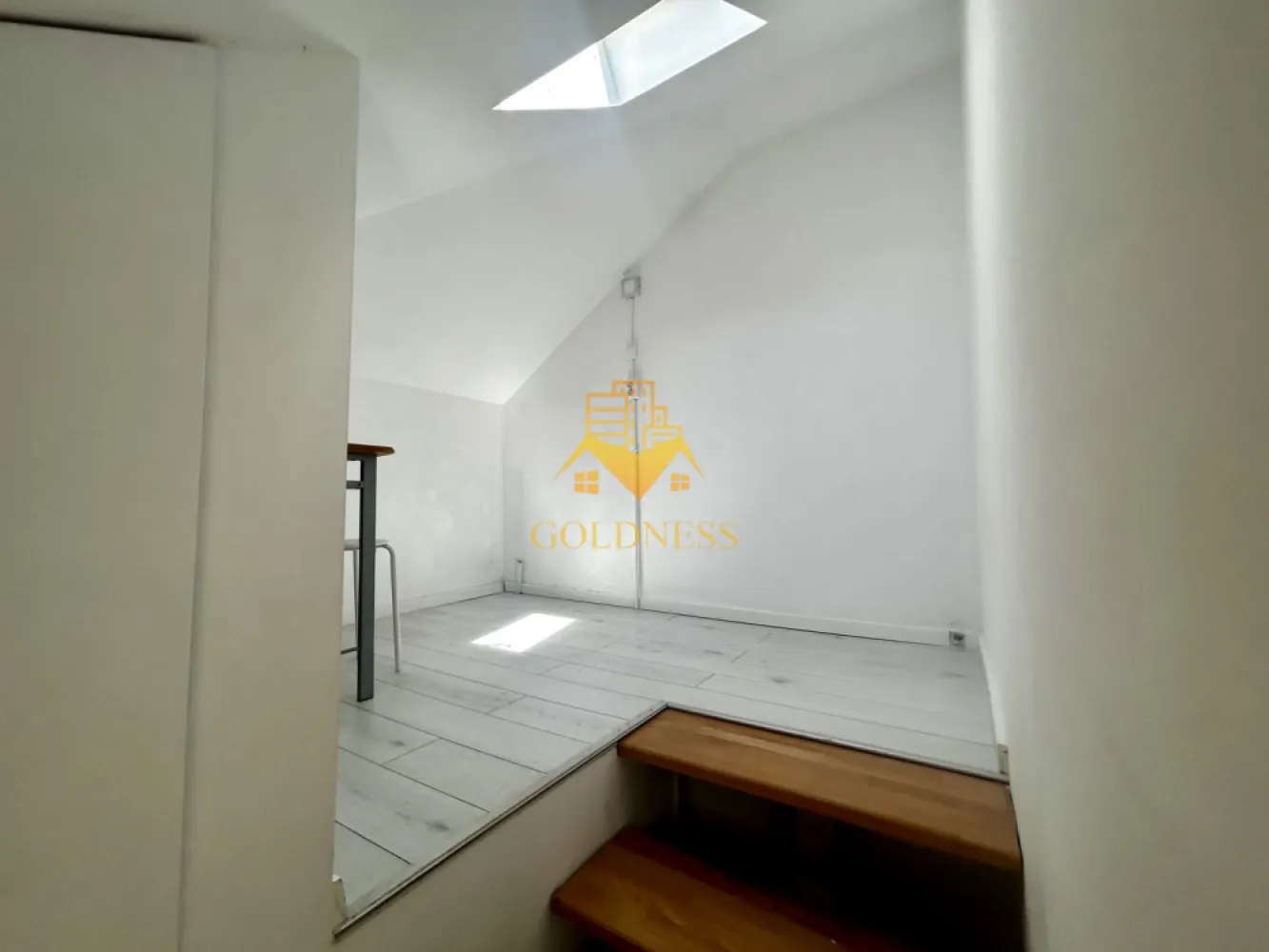 3 camere, modern, curte 105 mp, Parcul Central, Polivalenta, central - GOLDNESS Imobiliare vă propune spre închiriere o casa complet mobilata și utilata, situata in inima orasului. Dispune de locuri de parcare in curte. Se află în apropierea stațiilor de transport în comun, magazine, restaurante, spații verzi, farmacii, etc. Apartamentul este compartimentat astfel: - dormitor cu canapea extensibila, spatiu pentru depozitat, noptiere, comoda tv - living cu canapea, comoda tv, spatiu pentru depozitat - bucatarie complet utilată și mobilată, loc de servit masa - doua bai cu cada, calorifer port prosop și dulap pentru depozitare. La mansarda exista posibilitatea de a amenaja un dressing! Imobilul este dotat cu toate cele necesare- centrală proprie, frigider, plita, hotă, mașină de spălat haine, etc. Dacă sunteți interesați de acest apartament și doriți să îl vizionați, dar și pentru alte oferte nu ezitați să ne contactați telefonic sau prin e-mail. Vă stăm la dispoziție! Pentru intermediere se percepe un comision de 50% din prețul chiriei! }}