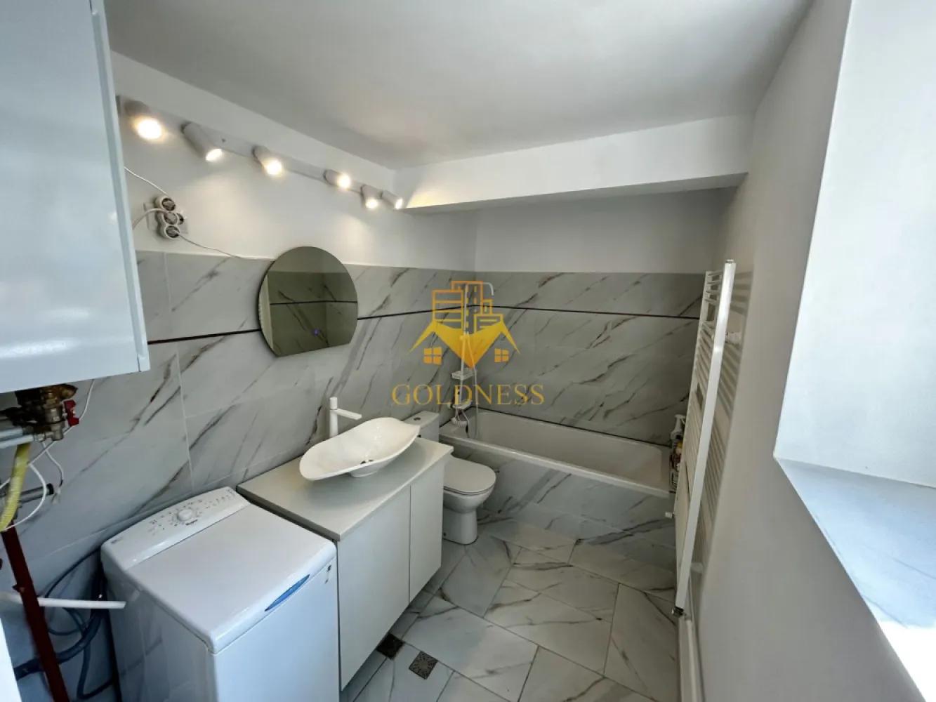 3 camere, modern, curte 105 mp, Parcul Central, Polivalenta, central - GOLDNESS Imobiliare vă propune spre închiriere o casa complet mobilata și utilata, situata in inima orasului. Dispune de locuri de parcare in curte. Se află în apropierea stațiilor de transport în comun, magazine, restaurante, spații verzi, farmacii, etc. Apartamentul este compartimentat astfel: - dormitor cu canapea extensibila, spatiu pentru depozitat, noptiere, comoda tv - living cu canapea, comoda tv, spatiu pentru depozitat - bucatarie complet utilată și mobilată, loc de servit masa - doua bai cu cada, calorifer port prosop și dulap pentru depozitare. La mansarda exista posibilitatea de a amenaja un dressing! Imobilul este dotat cu toate cele necesare- centrală proprie, frigider, plita, hotă, mașină de spălat haine, etc. Dacă sunteți interesați de acest apartament și doriți să îl vizionați, dar și pentru alte oferte nu ezitați să ne contactați telefonic sau prin e-mail. Vă stăm la dispoziție! Pentru intermediere se percepe un comision de 50% din prețul chiriei! }}