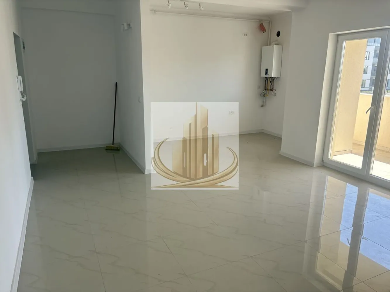 Apartament 3 camere, etaj 1, bloc nou, Zona Mehala - Grand Mobilis Imobiliare vă propune spre vânzare: Apartament cu 3 camere, situat la etajul 1 al unui bloc nou, cu o suprafață utilă de 65 mp, la care se adaugă o terasă generoasă de 12 mp. Caracteristici: Încălzire în pardoseală Aer condiționat Compartimentare eficientă Terasă spațioasă Loc de parcare inclus în CF Apartamentul se află într-un imobil nou, oferind confort sporit și finisaje moderne, ideal atât pentru locuit, cât și pentru investiție. ID Intern CP3061174