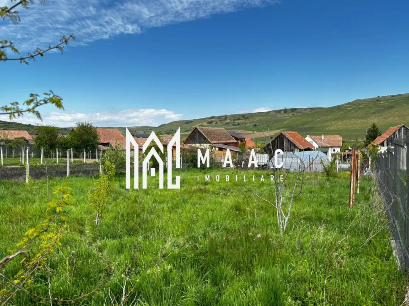 Teren intravilan | 500 mp | Utilități la poartă | Deschidere 19 ml | Alămor - Maac Imobiliare prezintă spre vânzare un teren intravilan situat în localitatea Alămor, județul Sibiu, ideal pentru construcția unei locuințe. Terenul are o suprafață de 500 mp și beneficiază de o deschidere generoasă la drum de aproximativ 19 metri liniari, oferind multiple posibilități de construire. Proprietatea dispune de utilități la poartă: gaz, apă, curent electric și canalizare, ceea ce reprezintă un avantaj major pentru viitoarea construcție. Pe teren se regăsesc pomi fructiferi și viță de vie, fiind potrivit atât pentru locuință, cât și pentru relaxare sau mică grădină. Zona este una locuită, cu case construite în imediata apropiere, iar accesul se face pe drum asfaltat. Preț: 13.500 euro Pentru mai multe detalii sau pentru a programa o vizionare, vă rugăm să menționați telefonic ID-ul anunțului: CP3053014 }}