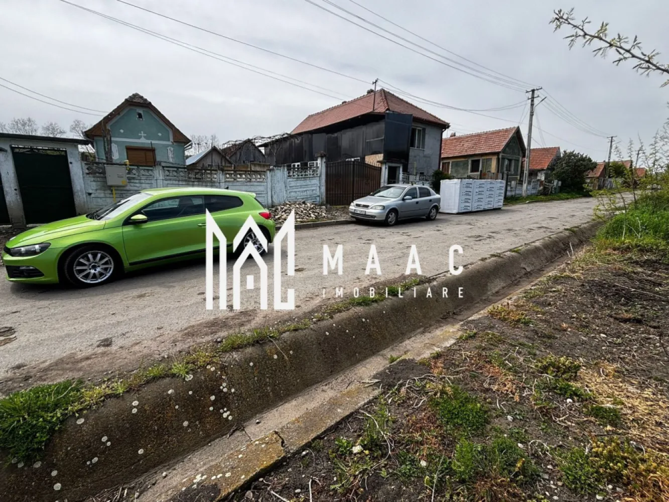 Teren intravilan | 500 mp | Utilități la poartă | Deschidere 19 ml | Alămor - Maac Imobiliare prezintă spre vânzare un teren intravilan situat în localitatea Alămor, județul Sibiu, ideal pentru construcția unei locuințe. Terenul are o suprafață de 500 mp și beneficiază de o deschidere generoasă la drum de aproximativ 19 metri liniari, oferind multiple posibilități de construire. Proprietatea dispune de utilități la poartă: gaz, apă, curent electric și canalizare, ceea ce reprezintă un avantaj major pentru viitoarea construcție. Pe teren se regăsesc pomi fructiferi și viță de vie, fiind potrivit atât pentru locuință, cât și pentru relaxare sau mică grădină. Zona este una locuită, cu case construite în imediata apropiere, iar accesul se face pe drum asfaltat. Preț: 13.500 euro Pentru mai multe detalii sau pentru a programa o vizionare, vă rugăm să menționați telefonic ID-ul anunțului: CP3053014 }}