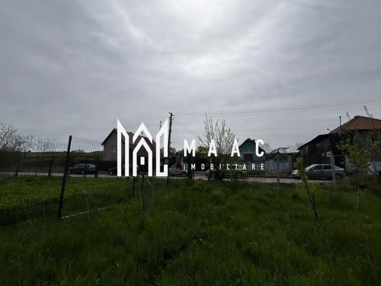 Teren intravilan | 500 mp | Utilități la poartă | Deschidere 19 ml | Alămor - Maac Imobiliare prezintă spre vânzare un teren intravilan situat în localitatea Alămor, județul Sibiu, ideal pentru construcția unei locuințe. Terenul are o suprafață de 500 mp și beneficiază de o deschidere generoasă la drum de aproximativ 19 metri liniari, oferind multiple posibilități de construire. Proprietatea dispune de utilități la poartă: gaz, apă, curent electric și canalizare, ceea ce reprezintă un avantaj major pentru viitoarea construcție. Pe teren se regăsesc pomi fructiferi și viță de vie, fiind potrivit atât pentru locuință, cât și pentru relaxare sau mică grădină. Zona este una locuită, cu case construite în imediata apropiere, iar accesul se face pe drum asfaltat. Preț: 13.500 euro Pentru mai multe detalii sau pentru a programa o vizionare, vă rugăm să menționați telefonic ID-ul anunțului: CP3053014 }}