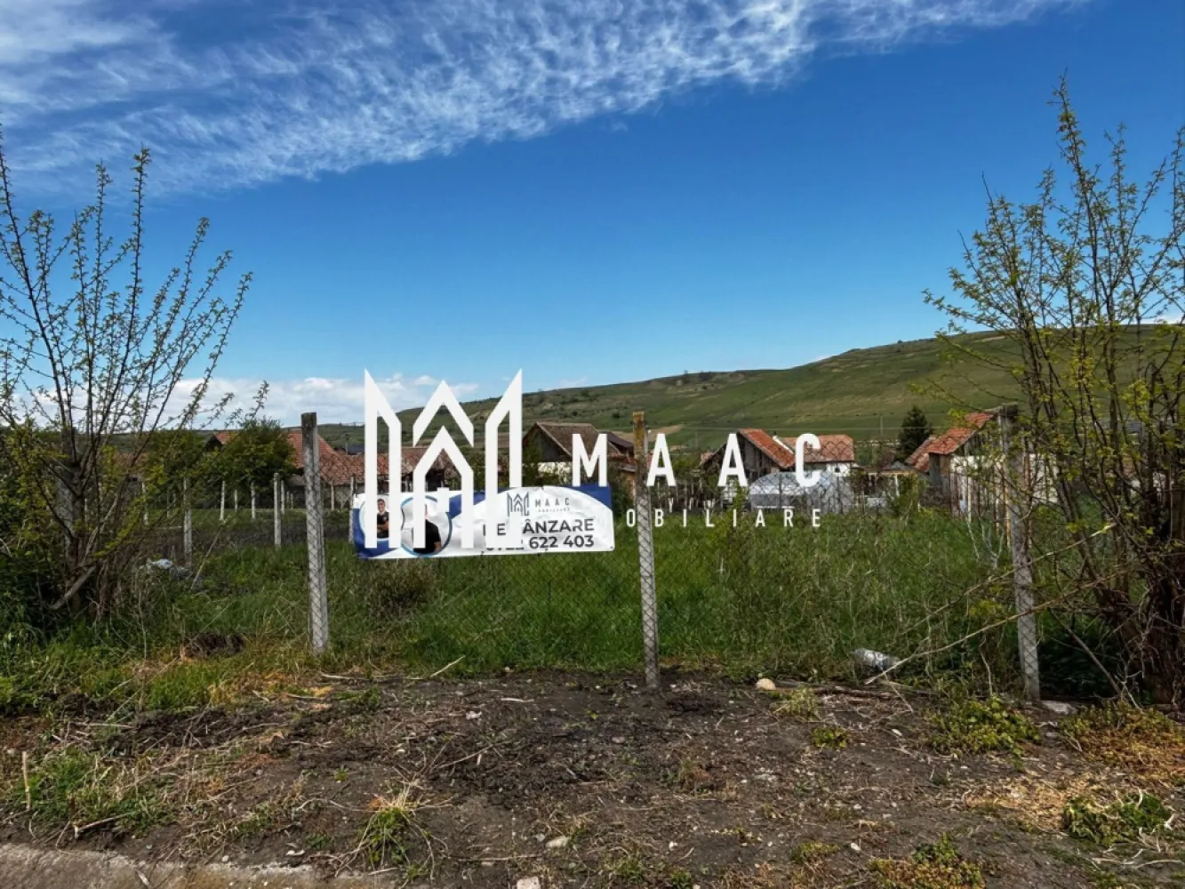 Teren intravilan | 500 mp | Utilități la poartă | Deschidere 19 ml | Alămor - Maac Imobiliare prezintă spre vânzare un teren intravilan situat în localitatea Alămor, județul Sibiu, ideal pentru construcția unei locuințe. Terenul are o suprafață de 500 mp și beneficiază de o deschidere generoasă la drum de aproximativ 19 metri liniari, oferind multiple posibilități de construire. Proprietatea dispune de utilități la poartă: gaz, apă, curent electric și canalizare, ceea ce reprezintă un avantaj major pentru viitoarea construcție. Pe teren se regăsesc pomi fructiferi și viță de vie, fiind potrivit atât pentru locuință, cât și pentru relaxare sau mică grădină. Zona este una locuită, cu case construite în imediata apropiere, iar accesul se face pe drum asfaltat. Preț: 13.500 euro Pentru mai multe detalii sau pentru a programa o vizionare, vă rugăm să menționați telefonic ID-ul anunțului: CP3053014 }}