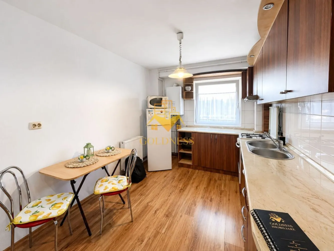2 camere decomandate, balcon, Marasti, OMV, Iulius Mall, Fsega,Parcare - GOLDNESS Imobiliare vă propune spre închiriere un apartament cu 2 camere complet mobilat și utilat, la etajul 8 într-un imobil de 8 etaje, în Cartierul Marasti .
Loc de parcare inclus!

Se află în apropierea stațiilor de transport în comun, magazine, restaurante, spații verzi, farmacii, etc. 

Apartamentul este compartimentat astfel:
 - dormitor cu pat matrimonial, dulap, 
 - dormitor cu pat matrimonial, dulap, 
 - bucatarie open space complet utilată și mobilată,, loc de servit masa 
 - baie cu cada, calorifer port prosop și dulap pentru depozitare.

Imobilul este dotat cu toate cele necesare- centrală proprie, frigider, aragaz, hotă, mașină de spălat haine, etc. 

Dacă sunteți interesați de acest apartament și doriți să îl vizionați, dar și pentru alte oferte nu ezitați să ne contactați telefonic sau prin e-mail. Vă stăm la dispoziție!
Pentru intermediere se percepe un comision de 50% din prețul chiriei!