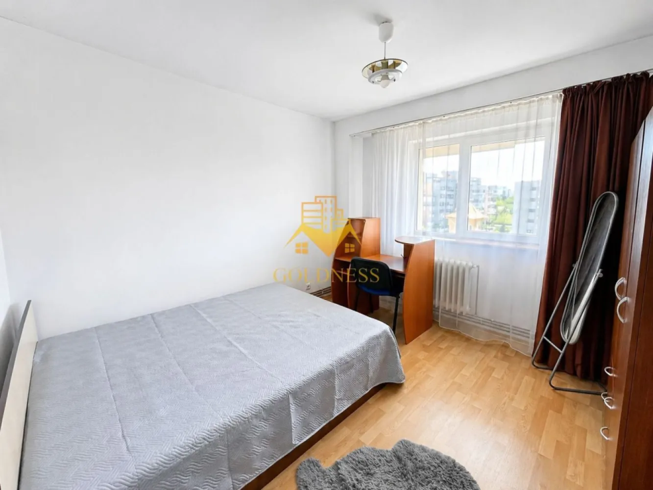 2 camere decomandate, balcon, Marasti, OMV, Iulius Mall, Fsega,Parcare - GOLDNESS Imobiliare vă propune spre închiriere un apartament cu 2 camere complet mobilat și utilat, la etajul 8 într-un imobil de 8 etaje, în Cartierul Marasti .
Loc de parcare inclus!

Se află în apropierea stațiilor de transport în comun, magazine, restaurante, spații verzi, farmacii, etc. 

Apartamentul este compartimentat astfel:
 - dormitor cu pat matrimonial, dulap, 
 - dormitor cu pat matrimonial, dulap, 
 - bucatarie open space complet utilată și mobilată,, loc de servit masa 
 - baie cu cada, calorifer port prosop și dulap pentru depozitare.

Imobilul este dotat cu toate cele necesare- centrală proprie, frigider, aragaz, hotă, mașină de spălat haine, etc. 

Dacă sunteți interesați de acest apartament și doriți să îl vizionați, dar și pentru alte oferte nu ezitați să ne contactați telefonic sau prin e-mail. Vă stăm la dispoziție!
Pentru intermediere se percepe un comision de 50% din prețul chiriei!