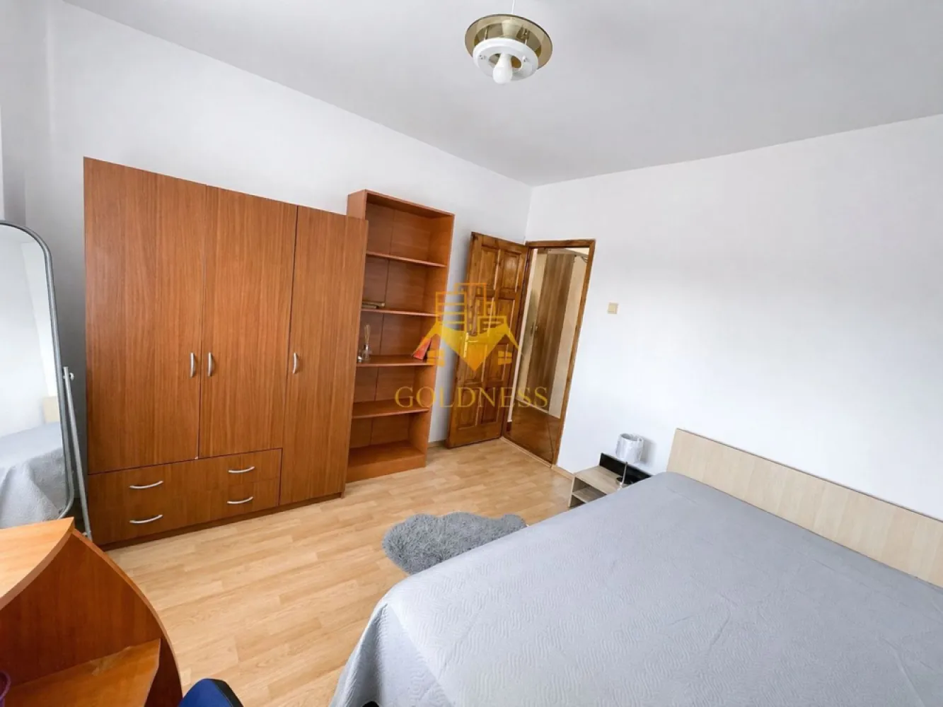 2 camere decomandate, balcon, Marasti, OMV, Iulius Mall, Fsega,Parcare - GOLDNESS Imobiliare vă propune spre închiriere un apartament cu 2 camere complet mobilat și utilat, la etajul 8 într-un imobil de 8 etaje, în Cartierul Marasti .
Loc de parcare inclus!

Se află în apropierea stațiilor de transport în comun, magazine, restaurante, spații verzi, farmacii, etc. 

Apartamentul este compartimentat astfel:
 - dormitor cu pat matrimonial, dulap, 
 - dormitor cu pat matrimonial, dulap, 
 - bucatarie open space complet utilată și mobilată,, loc de servit masa 
 - baie cu cada, calorifer port prosop și dulap pentru depozitare.

Imobilul este dotat cu toate cele necesare- centrală proprie, frigider, aragaz, hotă, mașină de spălat haine, etc. 

Dacă sunteți interesați de acest apartament și doriți să îl vizionați, dar și pentru alte oferte nu ezitați să ne contactați telefonic sau prin e-mail. Vă stăm la dispoziție!
Pentru intermediere se percepe un comision de 50% din prețul chiriei!