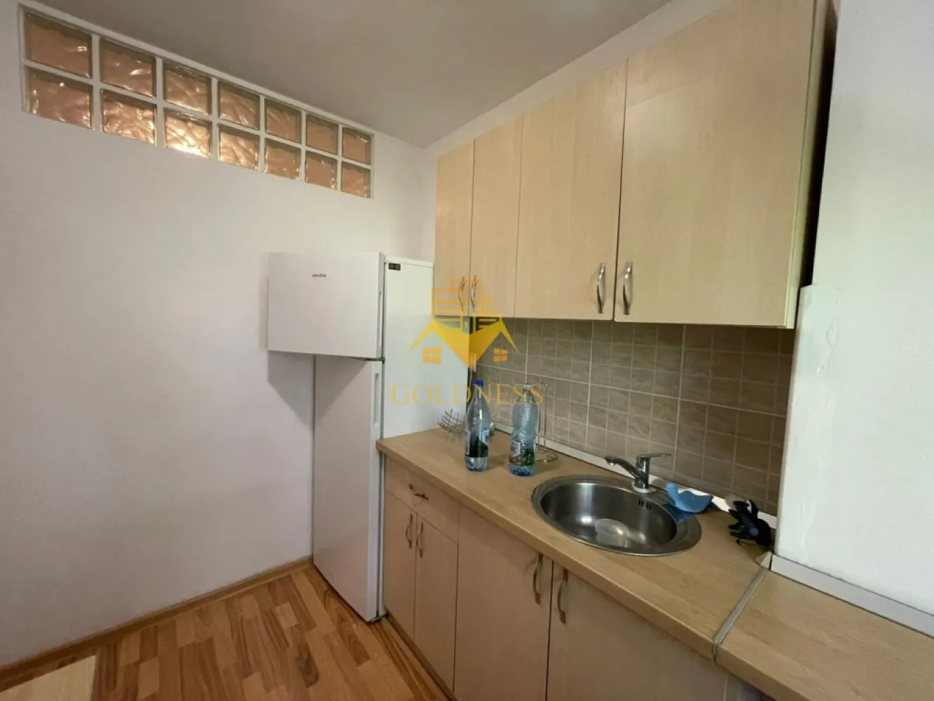 2 camere Openspace, Studium Green, Iulius Mall, Fsega, Gheorgheni - GOLDNESS Imobiliare vă propune spre închiriere un apartament cu 2 camere complet mobilat și utilat, la etajul 2 într-un imobil de 8 etaje, în Cartierul Gheorgheni.

Se află în apropierea stațiilor de transport în comun, magazine, restaurante, spații verzi, farmacii, etc.

Apartamentul este compartimentat astfel:
- dormitor cu pat matrimonial, dressing, noptiere
- living cu bucatarie open space complet utilată și mobilată, canapea extensibilă, loc de servit masa
- baie cu cada, calorifer port prosop și dulap pentru depozitare.
- terasa de 10 mp.

Imobilul este dotat cu toate cele necesare- centrală proprie, frigider, aragaz, hotă, mașină de spălat haine, etc.

Dacă sunteți interesați de acest apartament și doriți să îl vizionați, dar și pentru alte oferte nu ezitați să ne contactați telefonic sau prin e-mail. Vă stăm la dispoziție!
Pentru intermediere se percepe un comision de 50% din prețul chiriei!