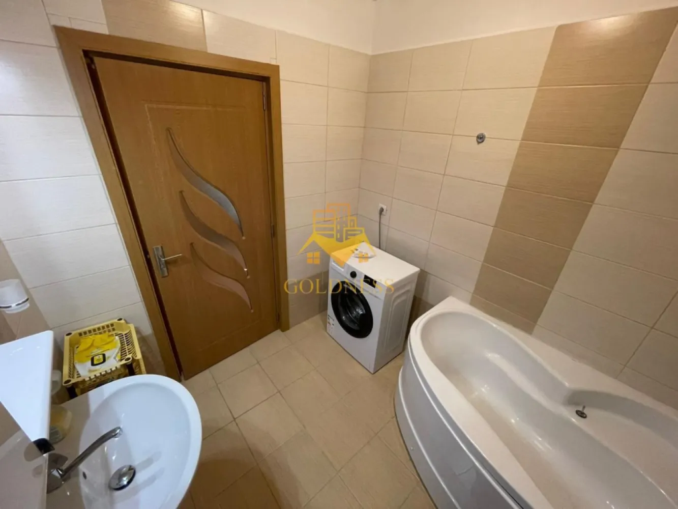 2 camere Openspace, Studium Green, Iulius Mall, Fsega, Gheorgheni - GOLDNESS Imobiliare vă propune spre închiriere un apartament cu 2 camere complet mobilat și utilat, la etajul 2 într-un imobil de 8 etaje, în Cartierul Gheorgheni.

Se află în apropierea stațiilor de transport în comun, magazine, restaurante, spații verzi, farmacii, etc.

Apartamentul este compartimentat astfel:
- dormitor cu pat matrimonial, dressing, noptiere
- living cu bucatarie open space complet utilată și mobilată, canapea extensibilă, loc de servit masa
- baie cu cada, calorifer port prosop și dulap pentru depozitare.
- terasa de 10 mp.

Imobilul este dotat cu toate cele necesare- centrală proprie, frigider, aragaz, hotă, mașină de spălat haine, etc.

Dacă sunteți interesați de acest apartament și doriți să îl vizionați, dar și pentru alte oferte nu ezitați să ne contactați telefonic sau prin e-mail. Vă stăm la dispoziție!
Pentru intermediere se percepe un comision de 50% din prețul chiriei!