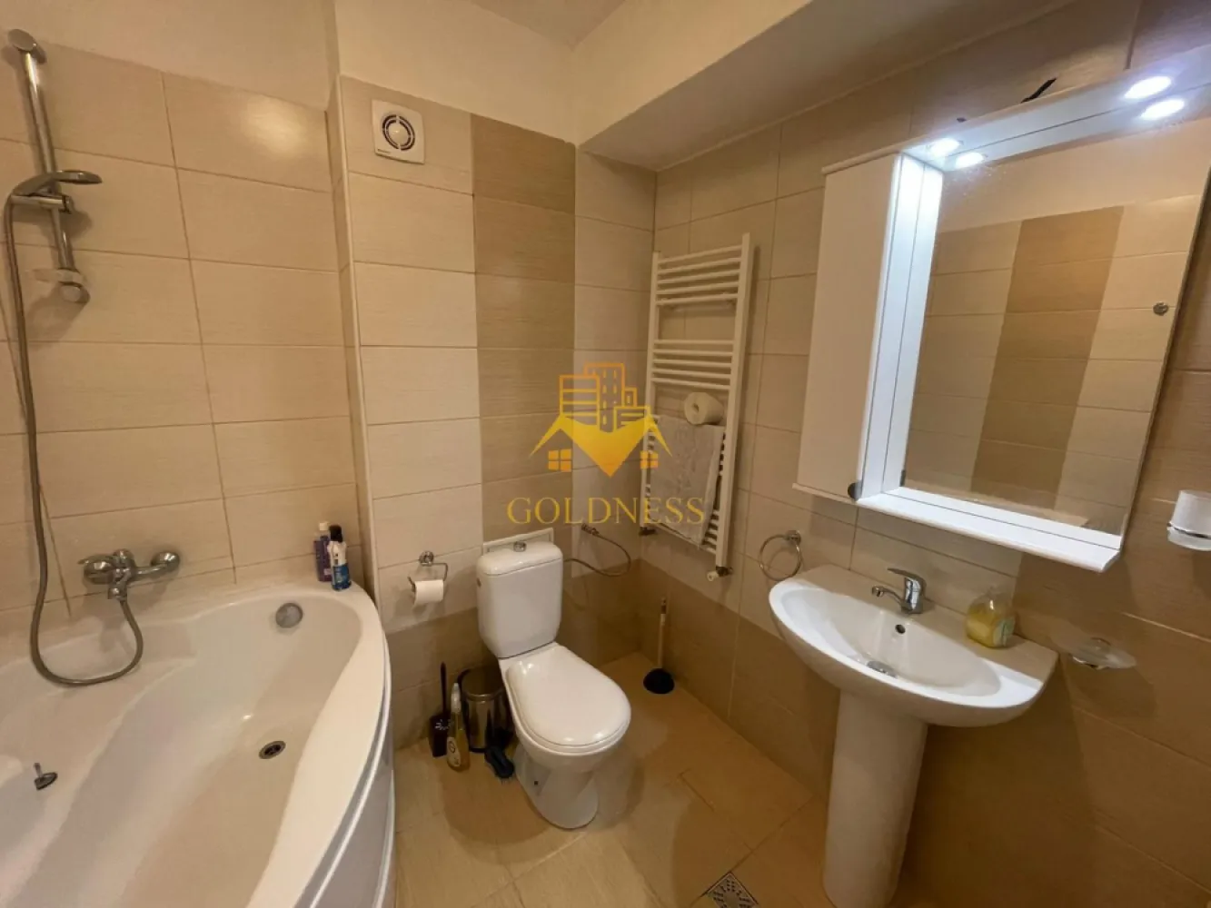 2 camere Openspace, Studium Green, Iulius Mall, Fsega, Gheorgheni - GOLDNESS Imobiliare vă propune spre închiriere un apartament cu 2 camere complet mobilat și utilat, la etajul 2 într-un imobil de 8 etaje, în Cartierul Gheorgheni.

Se află în apropierea stațiilor de transport în comun, magazine, restaurante, spații verzi, farmacii, etc.

Apartamentul este compartimentat astfel:
- dormitor cu pat matrimonial, dressing, noptiere
- living cu bucatarie open space complet utilată și mobilată, canapea extensibilă, loc de servit masa
- baie cu cada, calorifer port prosop și dulap pentru depozitare.
- terasa de 10 mp.

Imobilul este dotat cu toate cele necesare- centrală proprie, frigider, aragaz, hotă, mașină de spălat haine, etc.

Dacă sunteți interesați de acest apartament și doriți să îl vizionați, dar și pentru alte oferte nu ezitați să ne contactați telefonic sau prin e-mail. Vă stăm la dispoziție!
Pentru intermediere se percepe un comision de 50% din prețul chiriei!