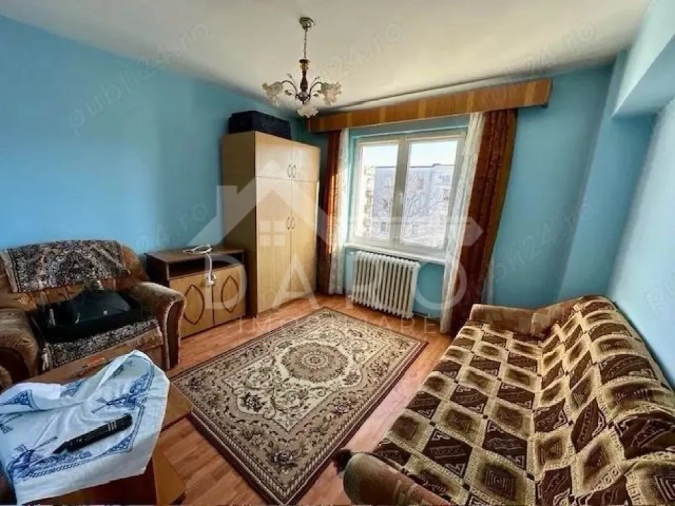 Vand apartament 3 camere, etaj 3 - Apartament situat in cartierul Unirii, vizavi de parc si Biserica, deasupra magazinului Darina.
Balcon foarte mare cu acces din camera si bucatarie.
3 camere, bucatarie, 2 bai, camara, debara, hol + balcon si ucatoria este la fiecare etaj.
Bloc construit antiseismis, pentru inginerii care au construit uzina Foto.
Ca si structura este unic pe cartierul Unirii.
Detalii la tel: