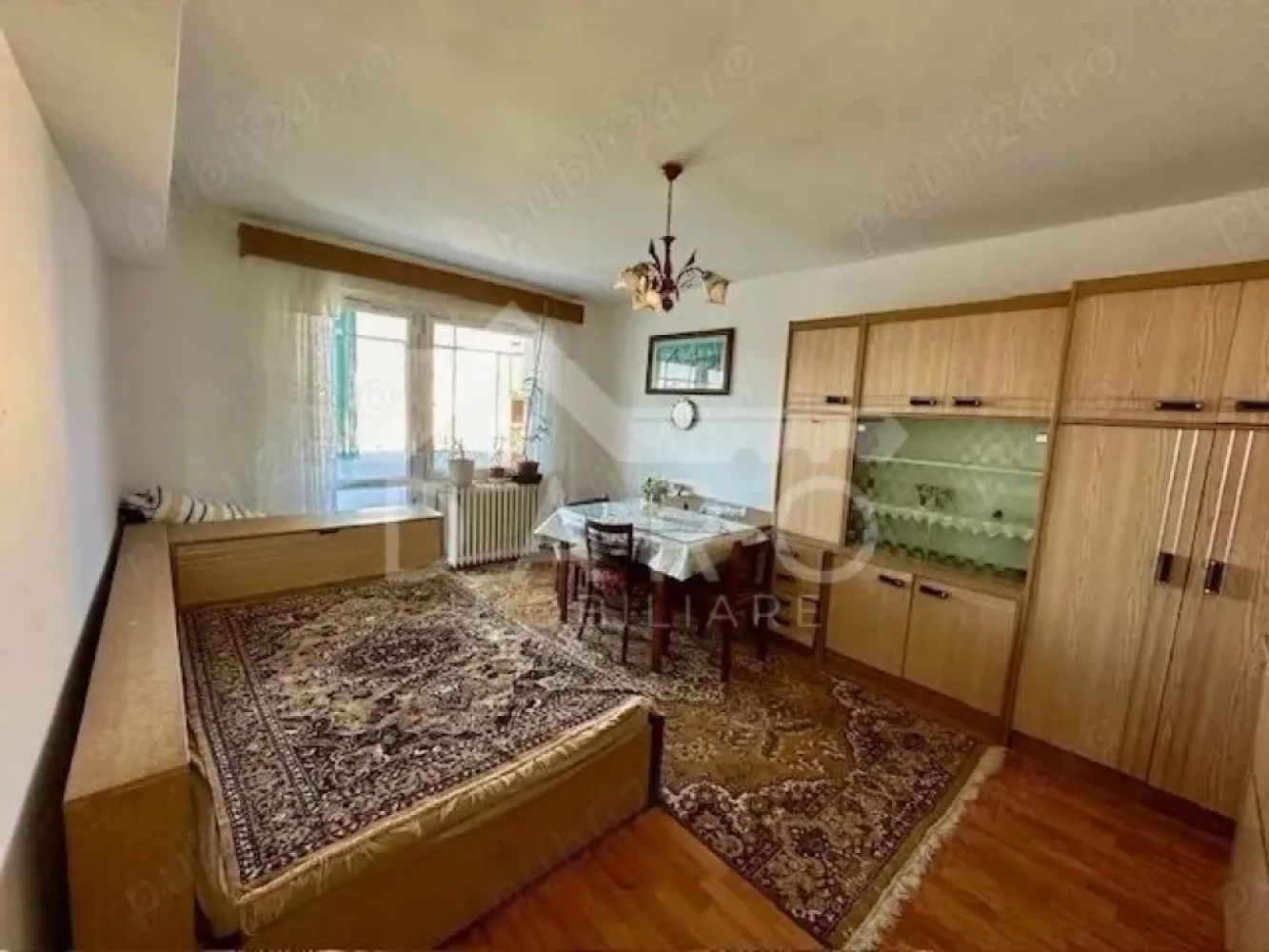 Vand apartament 3 camere, etaj 3 - Apartament situat in cartierul Unirii, vizavi de parc si Biserica, deasupra magazinului Darina.
Balcon foarte mare cu acces din camera si bucatarie.
3 camere, bucatarie, 2 bai, camara, debara, hol + balcon si ucatoria este la fiecare etaj.
Bloc construit antiseismis, pentru inginerii care au construit uzina Foto.
Ca si structura este unic pe cartierul Unirii.
Detalii la tel: