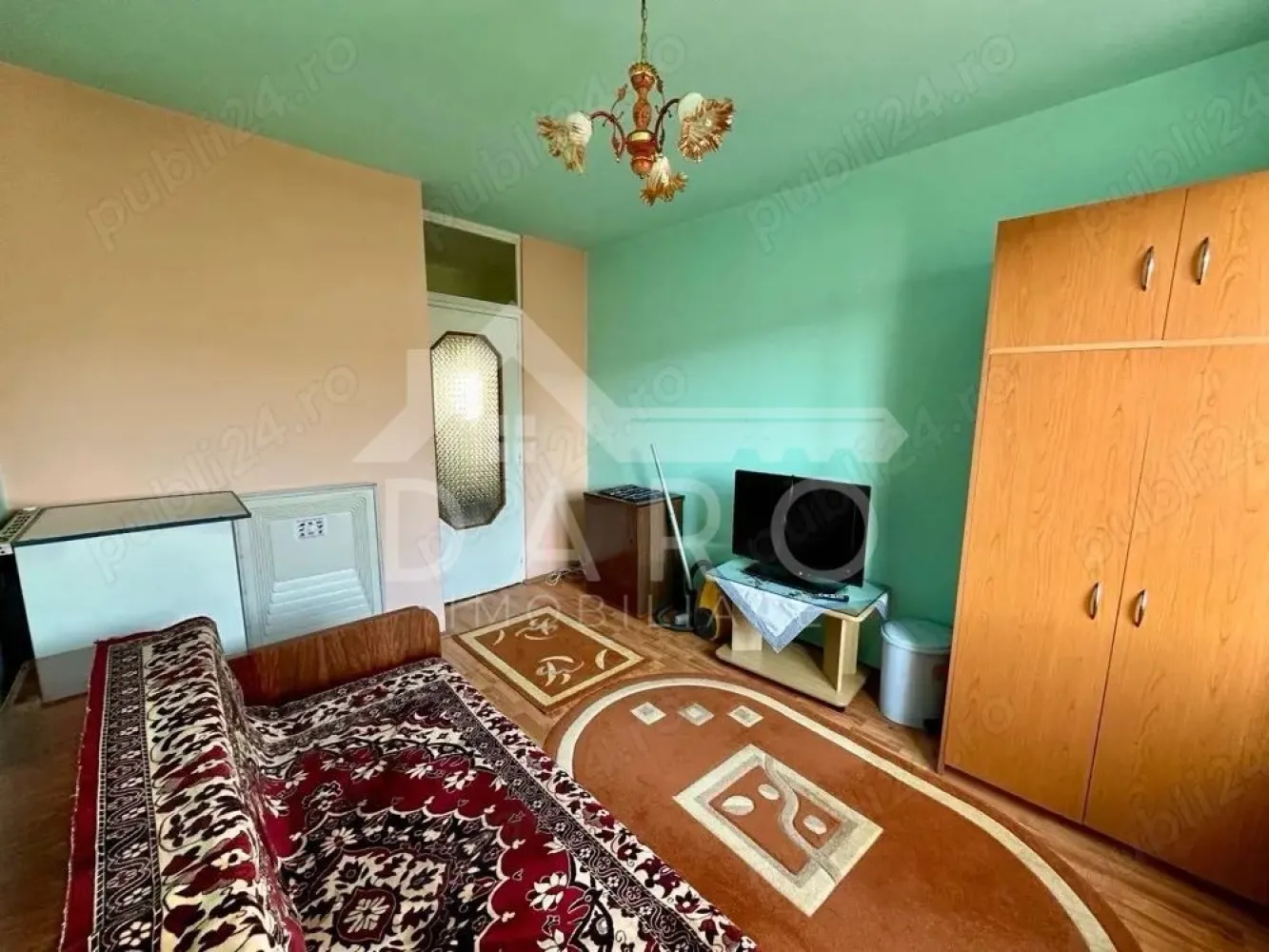 Vand apartament 3 camere, etaj 3 - Apartament situat in cartierul Unirii, vizavi de parc si Biserica, deasupra magazinului Darina.
Balcon foarte mare cu acces din camera si bucatarie.
3 camere, bucatarie, 2 bai, camara, debara, hol + balcon si ucatoria este la fiecare etaj.
Bloc construit antiseismis, pentru inginerii care au construit uzina Foto.
Ca si structura este unic pe cartierul Unirii.
Detalii la tel: