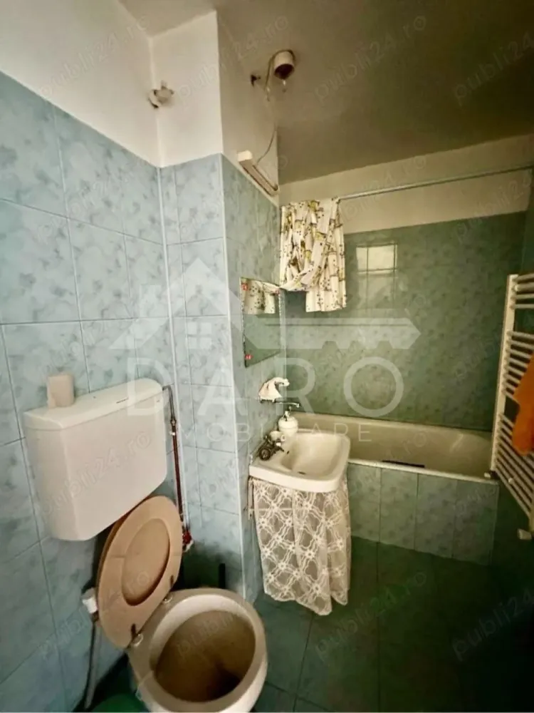 Vand apartament 3 camere, etaj 3 - Apartament situat in cartierul Unirii, vizavi de parc si Biserica, deasupra magazinului Darina.
Balcon foarte mare cu acces din camera si bucatarie.
3 camere, bucatarie, 2 bai, camara, debara, hol + balcon si ucatoria este la fiecare etaj.
Bloc construit antiseismis, pentru inginerii care au construit uzina Foto.
Ca si structura este unic pe cartierul Unirii.
Detalii la tel:
