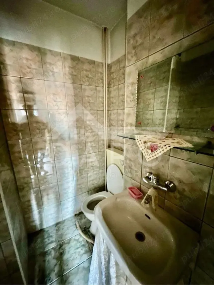 Vand apartament 3 camere, etaj 3 - Apartament situat in cartierul Unirii, vizavi de parc si Biserica, deasupra magazinului Darina.
Balcon foarte mare cu acces din camera si bucatarie.
3 camere, bucatarie, 2 bai, camara, debara, hol + balcon si ucatoria este la fiecare etaj.
Bloc construit antiseismis, pentru inginerii care au construit uzina Foto.
Ca si structura este unic pe cartierul Unirii.
Detalii la tel: