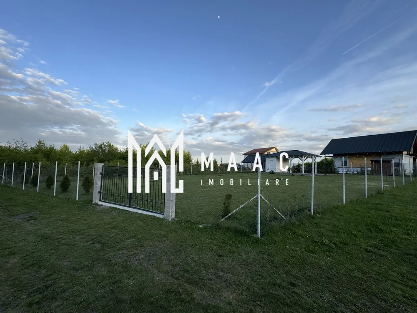Teren | 700 mp | Intravilan | Sura Mica - MAAC Imobiliare vă propune spre vânzare un teren intravilan construibil, situat în Șura Mică, într-o zonă liniștită, la marginea pădurii. Ideal pentru construirea unei locuințe sau pentru cei care își doresc un spațiu de relaxare în mijlocul naturii, la doar 20 de minute de Sibiu.

Proprietatea oferă un cadru natural plăcut, îmbinând liniștea zonei cu accesibilitatea către oraș.

Detalii generale:
teren intravilan construibil
suprafață de 700 mp
poziționat într-o zonă retrasă, lângă pădure
acces facil către localitate și oraș

Construcții existente:
terasă de aproximativ 30 mp
baie la stadiu de gri
spațiu pentru depozitarea lemnelor

Dotări și avantaje:
livadă de meri pe teren
cadru natural ideal pentru relaxare
zonă liniștită, ferită de agitație
potrivit pentru construcția unei case de locuit sau de vacanță
posibilitate de racordare la apă și canal în viitorul apropiat (există bazin de apă în zonă)

Localizare:
la aproximativ 5 minute de centrul localității Șura Mică
la 20 de minute de Sibiu
zonă ușor accesibilă, cu potențial de dezvoltare

preț: 56.900 €
disponibilitate imediată

Pentru mai multe detalii sau pentru programarea unei vizionări, vă rugăm să ne contactați.ID: CP3056988