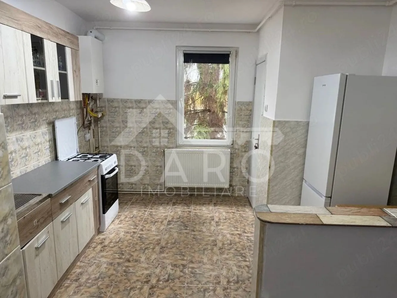 🔥 APARTAMENT 2 CAMERE – BULEVARDUL PANDURILOR – 110.000€ 🔥 - 🔥 APARTAMENT 2 CAMERE – BULEVARDUL PANDURILOR – 110.000€ 🔥 📍 Târgu Mureș · Jud. Mureș · Zona Pandurilor (zona E-ON) 🏡 Apartament | Vânzare | 2 camere | 52 mp | Decomandat | Etaj 2/4 | Confort 1 ✨ Descriere: Dacă îți dorești un apartament renovat, bine poziționat și gata de mutare, această proprietate de pe Bulevardul Pandurilor este alegerea ideală 👇 Situat la etajul 2 din 4, apartamentul oferă confort, lumină naturală și o compartimentare practică, fiind perfect atât pentru locuit, cât și pentru investiție. ✨ Compartimentare: ✔️ Living spațios și luminos 🛋️ ✔️ Dormitor confortabil 🛏️ ✔️ Bucătărie separată 🍳 ✔️ Baie ✔️ Hol ✔️ Cămară (spațiu util de depozitare) ✔️ Balcon 🌿 💎 Avantaje: ✔️ Recent renovat – nu necesită investiții ✔️ Centrală termică nouă 🔥 ✔️ Geamuri termopan ✔️ Parchet laminat ✔️ Electrocasnice noi ✔️ Etaj 2 – foarte căutat ✔️ Zonă excelentă 📍 Locație premium: Bulevardul Pandurilor – zona E-ON, cu acces rapid către magazine, transport, școli și toate punctele de interes 💰 Preț: 110.000 € (ușor negociabil) 📞 0749 535 729 – sună pentru vizionare 🤝 Proprietate promovată prin DARO Imobiliare 💡 Vrei să cumperi prin credit? Prin Kiwi Finance beneficiezi de: ✔️ analiză GRATUITĂ ✔️ oferte de la peste 12 bănci ✔️ negociere dobândă ✔️ suport complet până la final }}