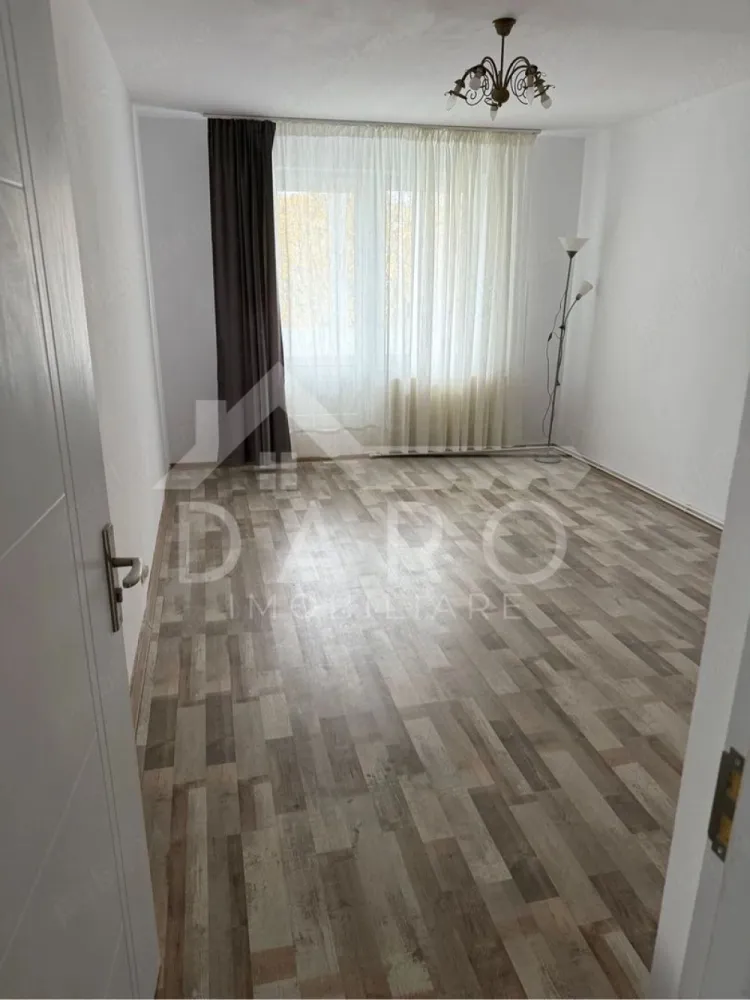 🔥 APARTAMENT 2 CAMERE – BULEVARDUL PANDURILOR – 110.000€ 🔥 - 🔥 APARTAMENT 2 CAMERE – BULEVARDUL PANDURILOR – 110.000€ 🔥 📍 Târgu Mureș · Jud. Mureș · Zona Pandurilor (zona E-ON) 🏡 Apartament | Vânzare | 2 camere | 52 mp | Decomandat | Etaj 2/4 | Confort 1 ✨ Descriere: Dacă îți dorești un apartament renovat, bine poziționat și gata de mutare, această proprietate de pe Bulevardul Pandurilor este alegerea ideală 👇 Situat la etajul 2 din 4, apartamentul oferă confort, lumină naturală și o compartimentare practică, fiind perfect atât pentru locuit, cât și pentru investiție. ✨ Compartimentare: ✔️ Living spațios și luminos 🛋️ ✔️ Dormitor confortabil 🛏️ ✔️ Bucătărie separată 🍳 ✔️ Baie ✔️ Hol ✔️ Cămară (spațiu util de depozitare) ✔️ Balcon 🌿 💎 Avantaje: ✔️ Recent renovat – nu necesită investiții ✔️ Centrală termică nouă 🔥 ✔️ Geamuri termopan ✔️ Parchet laminat ✔️ Electrocasnice noi ✔️ Etaj 2 – foarte căutat ✔️ Zonă excelentă 📍 Locație premium: Bulevardul Pandurilor – zona E-ON, cu acces rapid către magazine, transport, școli și toate punctele de interes 💰 Preț: 110.000 € (ușor negociabil) 📞 0749 535 729 – sună pentru vizionare 🤝 Proprietate promovată prin DARO Imobiliare 💡 Vrei să cumperi prin credit? Prin Kiwi Finance beneficiezi de: ✔️ analiză GRATUITĂ ✔️ oferte de la peste 12 bănci ✔️ negociere dobândă ✔️ suport complet până la final }}