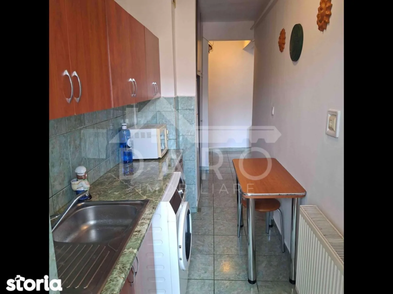Apartament cu o camera in Tudor, str Ramurele - Propritar vand apartment cu o camera in cartierul Tudor, str Ramurele, etaj 4 din 4.Zona foarte buna la 2 minute plimbare de piata, magazine, banci, scoli, parc de joaca, statie autobus etc, cu vedere spre platoul cornesti.Se vinde complet mobilat si utilat, dotat cu Aer Conditionat, geamuri termopan, centrala termica.