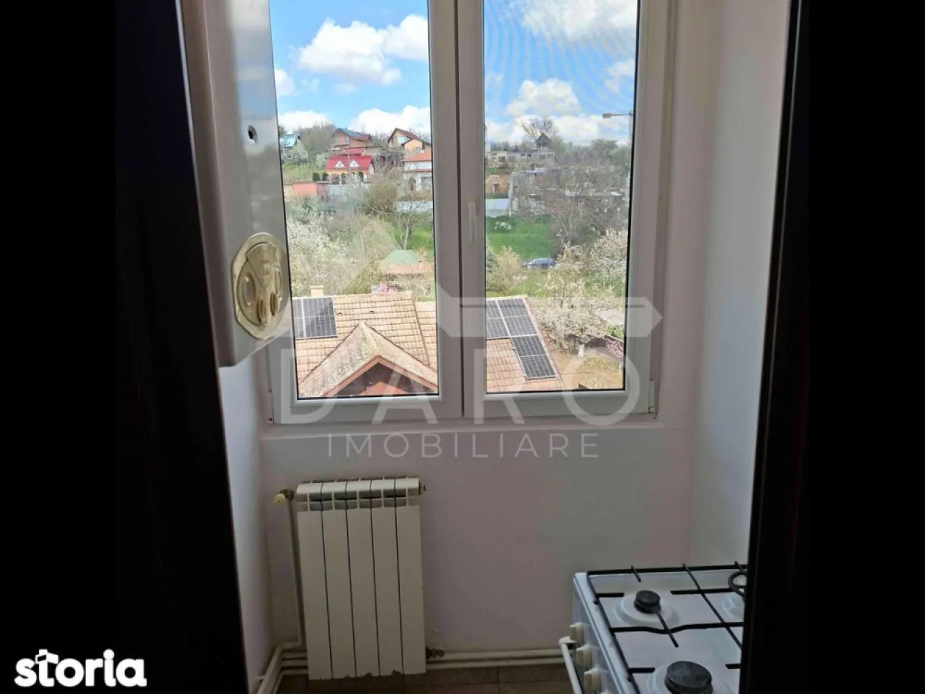 Apartament cu o camera in Tudor, str Ramurele - Propritar vand apartment cu o camera in cartierul Tudor, str Ramurele, etaj 4 din 4.Zona foarte buna la 2 minute plimbare de piata, magazine, banci, scoli, parc de joaca, statie autobus etc, cu vedere spre platoul cornesti.Se vinde complet mobilat si utilat, dotat cu Aer Conditionat, geamuri termopan, centrala termica.