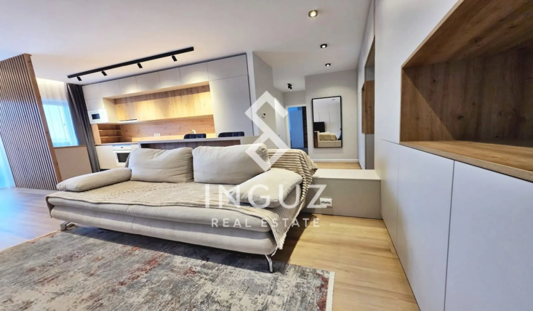 Apartament 3 camere de închiriat – Erou Iancu Nicolae / Grand Park Pip - Apartament 3 camere de închiriat – Erou Iancu Nicolae / Grand Park Pipera (Premium) Preț: 1.300 € + TVA / lună Locație: București – Pipera, complex Grand Park Specificații: Suprafață utilă: 79 mp + balcon 18 mp Număr camere: 3 Compartimentare: Decomandat Etaj: 4 An construcție: după 2000 2 locuri parcare subterană + boxă incluse Descriere: Inguz Real Estate vă propune spre închiriere un apartament premium de 3 camere, situat în complexul rezidențial Grand Park Pipera – un ansamblu modern, ce oferă facilități exclusive precum piscină interioară și sală de fitness, cu acces gratuit pentru rezidenți. Apartamentul este modern, spațios și foarte bine organizat, având un balcon generos de 18 mp, accesibil din living și din ambele dormitoare, oferind lumină naturală și o senzație de deschidere. Compartimentare: – Living generos cu bucătărie open-space, complet utilată – 2 dormitoare luminoase – Dormitor matrimonial cu baie proprie (cadă) – 2 băi (cadă + duș) – Balcon mare, cu vedere deschisă Dotări: – Mașină de spălat vase – Mașină de spălat rufe – Plită cu inducție + hotă – Cuptor electric + cuptor microunde – Aer condiționat inteligent – Smart TV – Încălzire în pardoseală – Mobilier realizat la comandă Complexul oferă un mediu sigur și exclusivist, cu acces rapid către școli internaționale, restaurante, zone verzi și centre comerciale. Un avantaj major îl reprezintă cele 2 locuri de parcare subterane (nivel -2, lângă lift) și boxa de depozitare incluse în preț. Condiții: – Garanție: echivalentul a 2 luni de chirie Ideal pentru familii sau expați care caută confort, facilități premium și o locație de top. Comision agenție: 50% din prima lună de chirie }}