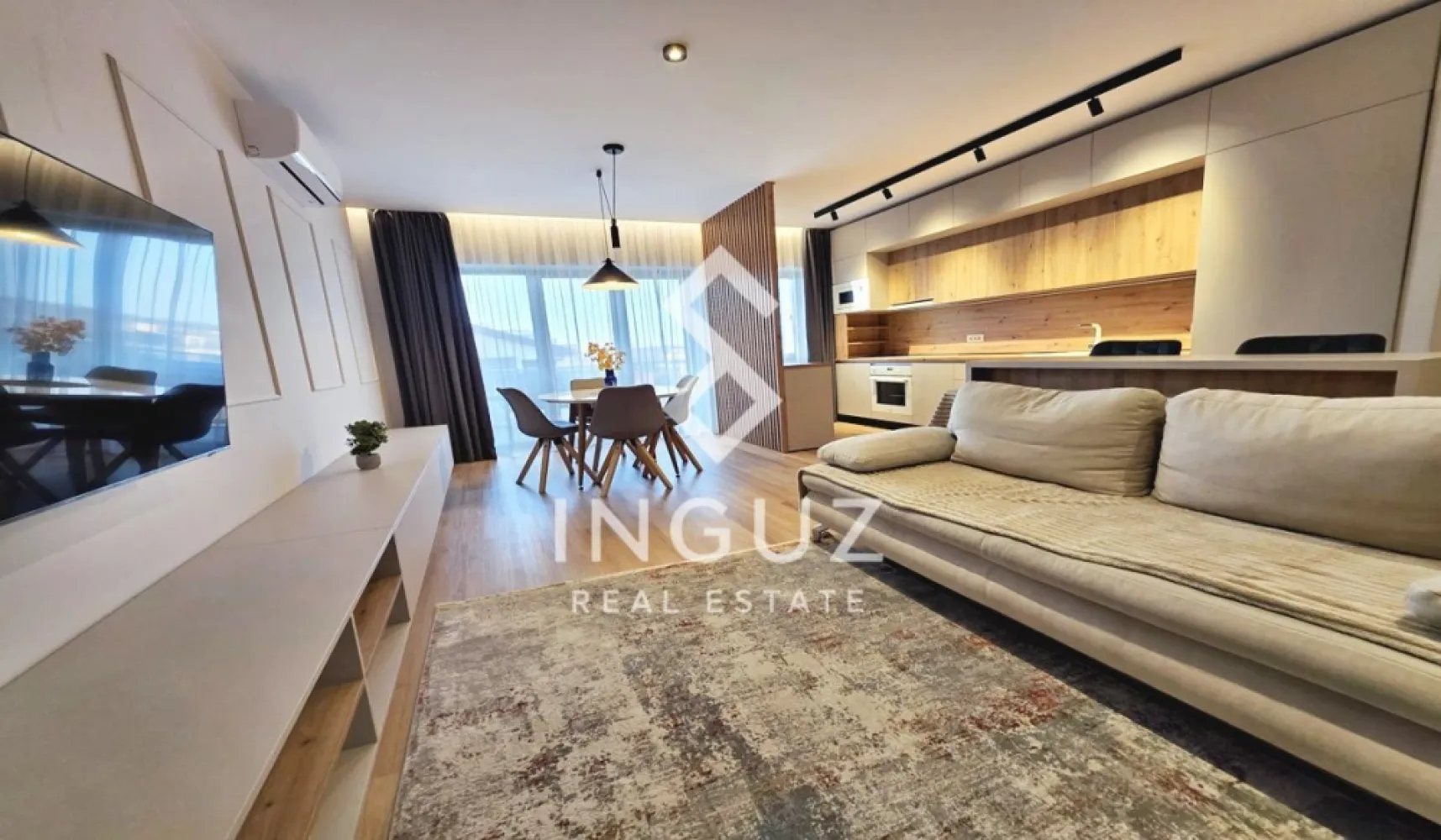 Apartament 3 camere de închiriat – Erou Iancu Nicolae / Grand Park Pip - Apartament 3 camere de închiriat – Erou Iancu Nicolae / Grand Park Pipera (Premium) Preț: 1.300 € + TVA / lună Locație: București – Pipera, complex Grand Park Specificații: Suprafață utilă: 79 mp + balcon 18 mp Număr camere: 3 Compartimentare: Decomandat Etaj: 4 An construcție: după 2000 2 locuri parcare subterană + boxă incluse Descriere: Inguz Real Estate vă propune spre închiriere un apartament premium de 3 camere, situat în complexul rezidențial Grand Park Pipera – un ansamblu modern, ce oferă facilități exclusive precum piscină interioară și sală de fitness, cu acces gratuit pentru rezidenți. Apartamentul este modern, spațios și foarte bine organizat, având un balcon generos de 18 mp, accesibil din living și din ambele dormitoare, oferind lumină naturală și o senzație de deschidere. Compartimentare: – Living generos cu bucătărie open-space, complet utilată – 2 dormitoare luminoase – Dormitor matrimonial cu baie proprie (cadă) – 2 băi (cadă + duș) – Balcon mare, cu vedere deschisă Dotări: – Mașină de spălat vase – Mașină de spălat rufe – Plită cu inducție + hotă – Cuptor electric + cuptor microunde – Aer condiționat inteligent – Smart TV – Încălzire în pardoseală – Mobilier realizat la comandă Complexul oferă un mediu sigur și exclusivist, cu acces rapid către școli internaționale, restaurante, zone verzi și centre comerciale. Un avantaj major îl reprezintă cele 2 locuri de parcare subterane (nivel -2, lângă lift) și boxa de depozitare incluse în preț. Condiții: – Garanție: echivalentul a 2 luni de chirie Ideal pentru familii sau expați care caută confort, facilități premium și o locație de top. Comision agenție: 50% din prima lună de chirie }}