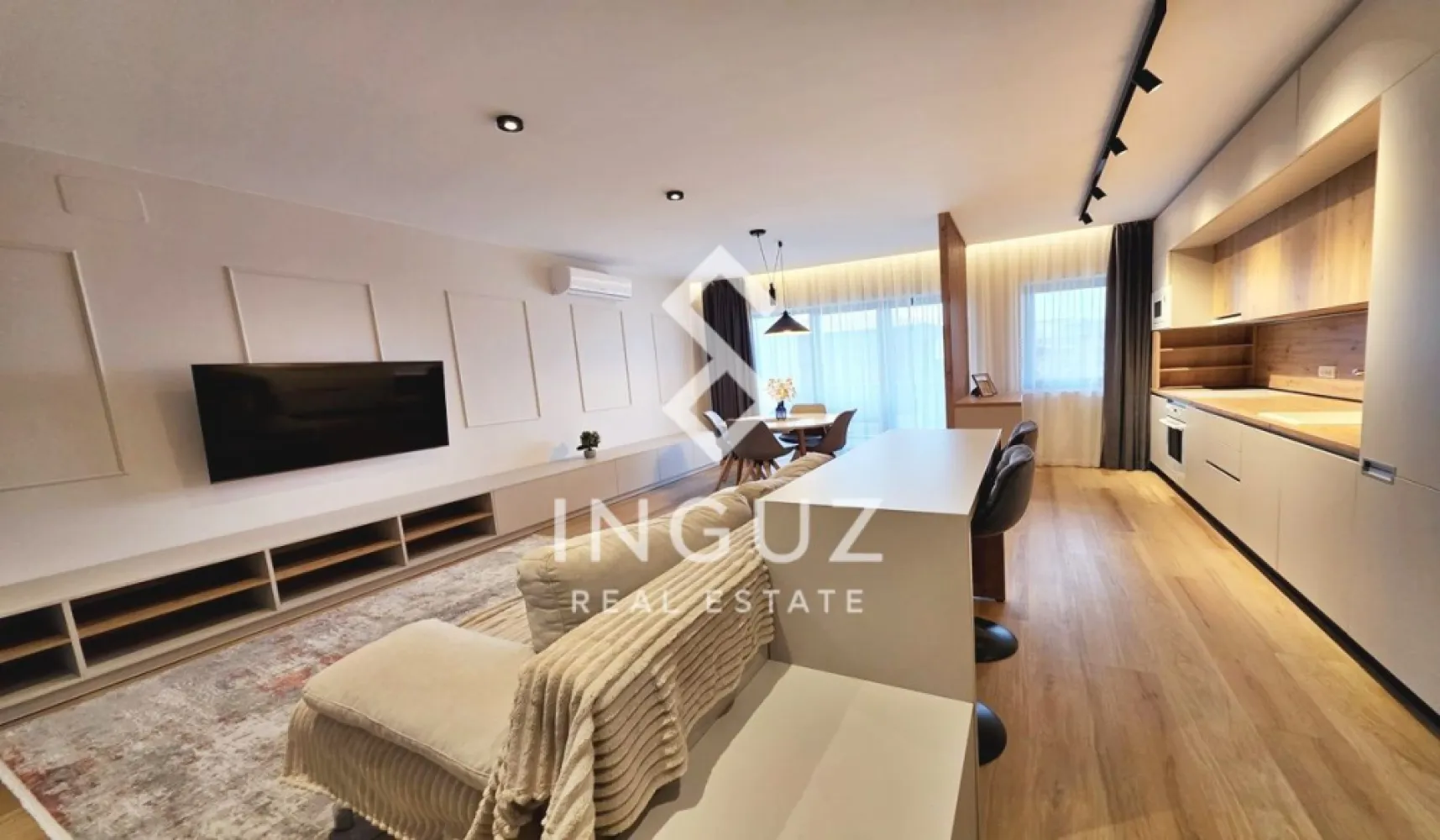 Apartament 3 camere de închiriat – Erou Iancu Nicolae / Grand Park Pip - Apartament 3 camere de închiriat – Erou Iancu Nicolae / Grand Park Pipera (Premium) Preț: 1.300 € + TVA / lună Locație: București – Pipera, complex Grand Park Specificații: Suprafață utilă: 79 mp + balcon 18 mp Număr camere: 3 Compartimentare: Decomandat Etaj: 4 An construcție: după 2000 2 locuri parcare subterană + boxă incluse Descriere: Inguz Real Estate vă propune spre închiriere un apartament premium de 3 camere, situat în complexul rezidențial Grand Park Pipera – un ansamblu modern, ce oferă facilități exclusive precum piscină interioară și sală de fitness, cu acces gratuit pentru rezidenți. Apartamentul este modern, spațios și foarte bine organizat, având un balcon generos de 18 mp, accesibil din living și din ambele dormitoare, oferind lumină naturală și o senzație de deschidere. Compartimentare: – Living generos cu bucătărie open-space, complet utilată – 2 dormitoare luminoase – Dormitor matrimonial cu baie proprie (cadă) – 2 băi (cadă + duș) – Balcon mare, cu vedere deschisă Dotări: – Mașină de spălat vase – Mașină de spălat rufe – Plită cu inducție + hotă – Cuptor electric + cuptor microunde – Aer condiționat inteligent – Smart TV – Încălzire în pardoseală – Mobilier realizat la comandă Complexul oferă un mediu sigur și exclusivist, cu acces rapid către școli internaționale, restaurante, zone verzi și centre comerciale. Un avantaj major îl reprezintă cele 2 locuri de parcare subterane (nivel -2, lângă lift) și boxa de depozitare incluse în preț. Condiții: – Garanție: echivalentul a 2 luni de chirie Ideal pentru familii sau expați care caută confort, facilități premium și o locație de top. Comision agenție: 50% din prima lună de chirie }}