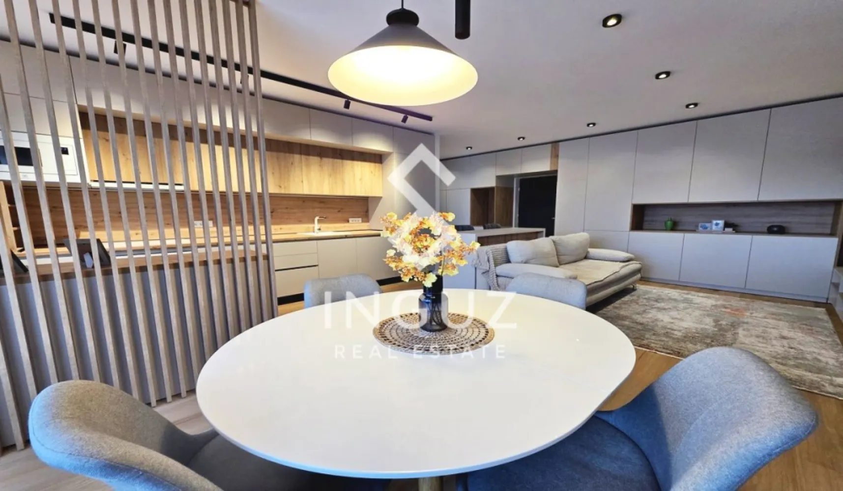 Apartament 3 camere de închiriat – Erou Iancu Nicolae / Grand Park Pip - Apartament 3 camere de închiriat – Erou Iancu Nicolae / Grand Park Pipera (Premium) Preț: 1.300 € + TVA / lună Locație: București – Pipera, complex Grand Park Specificații: Suprafață utilă: 79 mp + balcon 18 mp Număr camere: 3 Compartimentare: Decomandat Etaj: 4 An construcție: după 2000 2 locuri parcare subterană + boxă incluse Descriere: Inguz Real Estate vă propune spre închiriere un apartament premium de 3 camere, situat în complexul rezidențial Grand Park Pipera – un ansamblu modern, ce oferă facilități exclusive precum piscină interioară și sală de fitness, cu acces gratuit pentru rezidenți. Apartamentul este modern, spațios și foarte bine organizat, având un balcon generos de 18 mp, accesibil din living și din ambele dormitoare, oferind lumină naturală și o senzație de deschidere. Compartimentare: – Living generos cu bucătărie open-space, complet utilată – 2 dormitoare luminoase – Dormitor matrimonial cu baie proprie (cadă) – 2 băi (cadă + duș) – Balcon mare, cu vedere deschisă Dotări: – Mașină de spălat vase – Mașină de spălat rufe – Plită cu inducție + hotă – Cuptor electric + cuptor microunde – Aer condiționat inteligent – Smart TV – Încălzire în pardoseală – Mobilier realizat la comandă Complexul oferă un mediu sigur și exclusivist, cu acces rapid către școli internaționale, restaurante, zone verzi și centre comerciale. Un avantaj major îl reprezintă cele 2 locuri de parcare subterane (nivel -2, lângă lift) și boxa de depozitare incluse în preț. Condiții: – Garanție: echivalentul a 2 luni de chirie Ideal pentru familii sau expați care caută confort, facilități premium și o locație de top. Comision agenție: 50% din prima lună de chirie }}