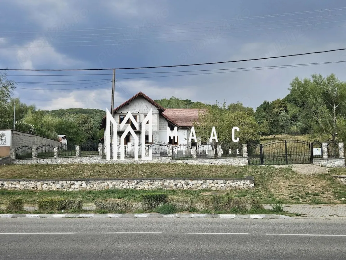 Casa si teren | Baile Govora|145.000euro - MAAC Imobiliare vă propune spre vânzare o casă cu teren generos, situată în Băile Govora, pe strada Tudor Vladimirescu, o zonă potrivită pentru locuire permanentă, casă de vacanță sau investiție imobiliară. Proprietatea include o casă cu suprafața de aproximativ 150 mp, compartimentată funcțional și adaptată nevoilor unei familii care își dorește spațiu interior bine organizat. Locuința are în componență: -4 dormitoare -2 băi -living -bucătărie -cameră tehnică Casa este dotată cu ferestre și uși termopan Veka, iar utilitățile disponibile oferă confortul necesar pentru utilizare imediată. Proprietatea beneficiază de racordare la gaze, curent și apă. Terenul aferent are o suprafață de aproximativ 3850 mp, oferind multiple posibilități de amenajare, grădinărit sau exploatare în scop rezidențial. În spatele casei se află o livadă de pomi fructiferi și o fântână, elemente care adaugă valoare proprietății și creează un cadru natural plăcut. Pentru a programa o vizionare, vă rugăm să menționați la telefon numărul CP3060689. }}