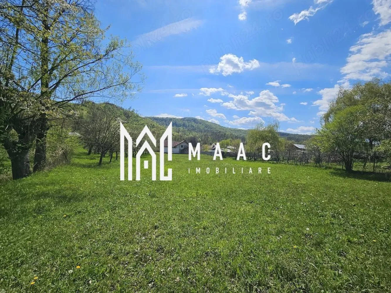 Casa si teren | Baile Govora|145.000euro - MAAC Imobiliare vă propune spre vânzare o casă cu teren generos, situată în Băile Govora, pe strada Tudor Vladimirescu, o zonă potrivită pentru locuire permanentă, casă de vacanță sau investiție imobiliară. Proprietatea include o casă cu suprafața de aproximativ 150 mp, compartimentată funcțional și adaptată nevoilor unei familii care își dorește spațiu interior bine organizat. Locuința are în componență: -4 dormitoare -2 băi -living -bucătărie -cameră tehnică Casa este dotată cu ferestre și uși termopan Veka, iar utilitățile disponibile oferă confortul necesar pentru utilizare imediată. Proprietatea beneficiază de racordare la gaze, curent și apă. Terenul aferent are o suprafață de aproximativ 3850 mp, oferind multiple posibilități de amenajare, grădinărit sau exploatare în scop rezidențial. În spatele casei se află o livadă de pomi fructiferi și o fântână, elemente care adaugă valoare proprietății și creează un cadru natural plăcut. Pentru a programa o vizionare, vă rugăm să menționați la telefon numărul CP3060689. }}