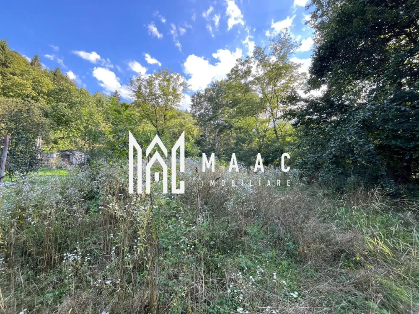 Teren | Intravilan | 1148 MP | Marginimea Sibiului - MAAC Imobiliare vă prezintă spre vânzare teren intravilan – grădină la pădure | Mărginimea Sibiului Tip proprietate: Teren intravilan – grădină Suprafață: 1.148 mp Deschidere: 24 ml Localizare: Localitatea Fântânele, zona Mărginimea Sibiului Caracteristici tehnice: Teren intravilan, categorie de folosință grădină Amplasat la marginea pădurii, într-un cadru natural deosebit Mărginit de pârâu de munte Acces prin drum forestier, aproximativ 800 m Rețea electrică la cca. 20 m Teren parcelat Avantaje: Zonă liniștită, cu aer curat și peisaj specific Mărginimii Sibiului Intimitate și contact direct cu natura Ideal pentru casă de vacanță, cabană, grădină de relaxare sau investiție Potențial turistic ridicat O proprietate ideală pentru cei care caută liniște, natură și un cadru autentic, la distanță rezonabilă de Sibiu. Pentru mai multe detalii și programarea unei vizionări, vă invităm să contactați Maac Imobiliare, specificând ID: CP3053828