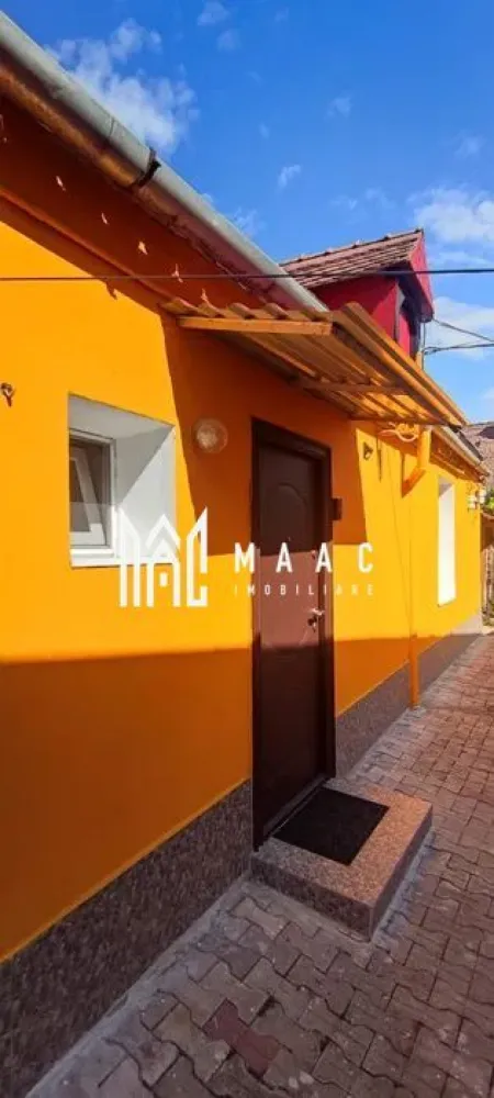 Casa 1 camera | Gradina 120 MP | Renovata | Lazaret - MAAC Imobiliare vă prezintă spre vânzare o casă cochetă cu 1 camera situată în cartierul Lazaret. Caracteristici: Suprafață utilă: 30 mp An construcție: 1980 Renovată complet în anul 2022 Curte comună cu încă 2 vecini Grădină proprie generoasă de 120 mp. Compartimentare: Cameră luminoasă Bucătărie separată Baie dotată cu cabină de duș Pod, ideal pentru depozitare impartit pe jumatate. Dotări și finisaje: Centrală termică proprie cu calorifere Avantaje: Grădină proprie de 120 mp Acces facil către magazine, mijloace de transport și alte puncte de interes Ideală pentru locuință proprie sau investiție. Pentru mai multe detalii precizati telefonic ca ati vazut anuntul cu ID: CP3060508