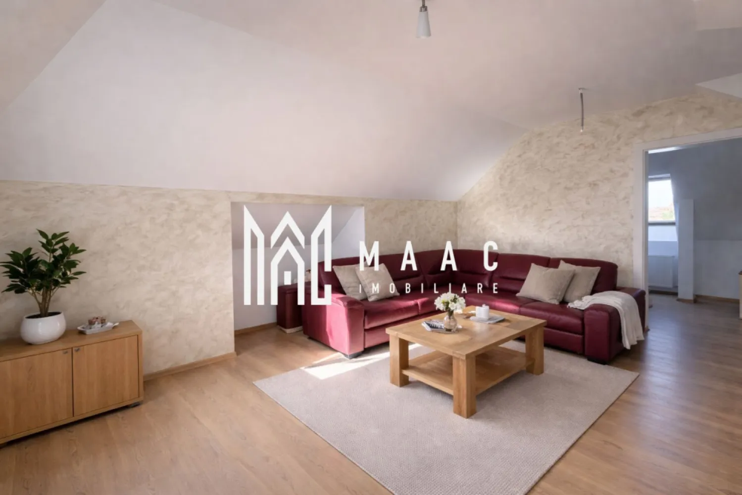 Apartament 2 camere I La casa I Ștefan cel Mare - MAAC Imobiliare va propune spre închiriere un Apartament cochet situat la etajul unei case in zona Stefan cel Mare aproape de Politie,facultatea de medicina si de spitalul judetean
Apartamentul este nou ,compus din living cu bucatarie ,dormitor ,baie 

Pentru mai multe detalii precizati ca ati vazut anuntul cu ID CP3058185