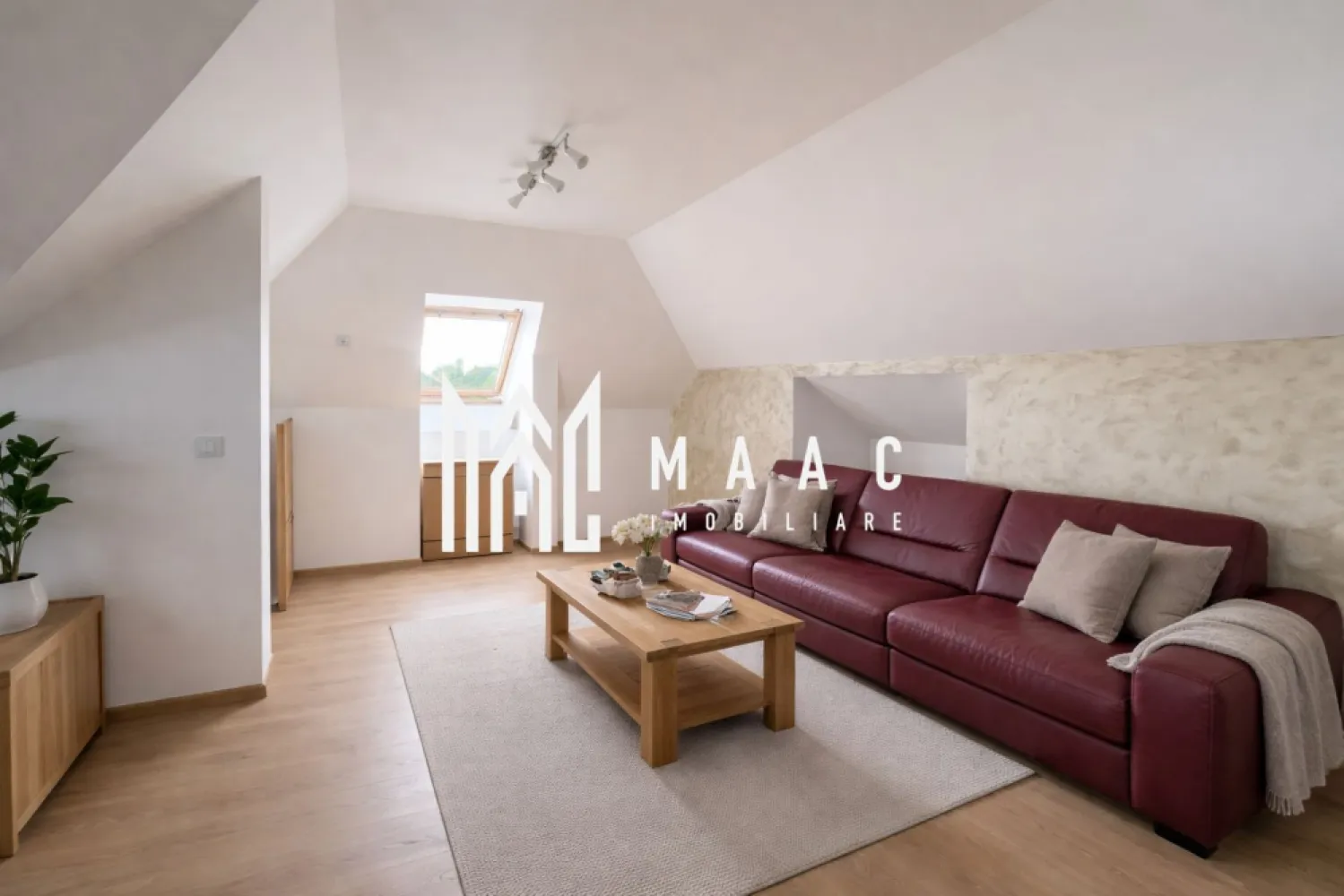 Apartament 2 camere I La casa I Ștefan cel Mare - MAAC Imobiliare va propune spre închiriere un Apartament cochet situat la etajul unei case in zona Stefan cel Mare aproape de Politie,facultatea de medicina si de spitalul judetean
Apartamentul este nou ,compus din living cu bucatarie ,dormitor ,baie 

Pentru mai multe detalii precizati ca ati vazut anuntul cu ID CP3058185