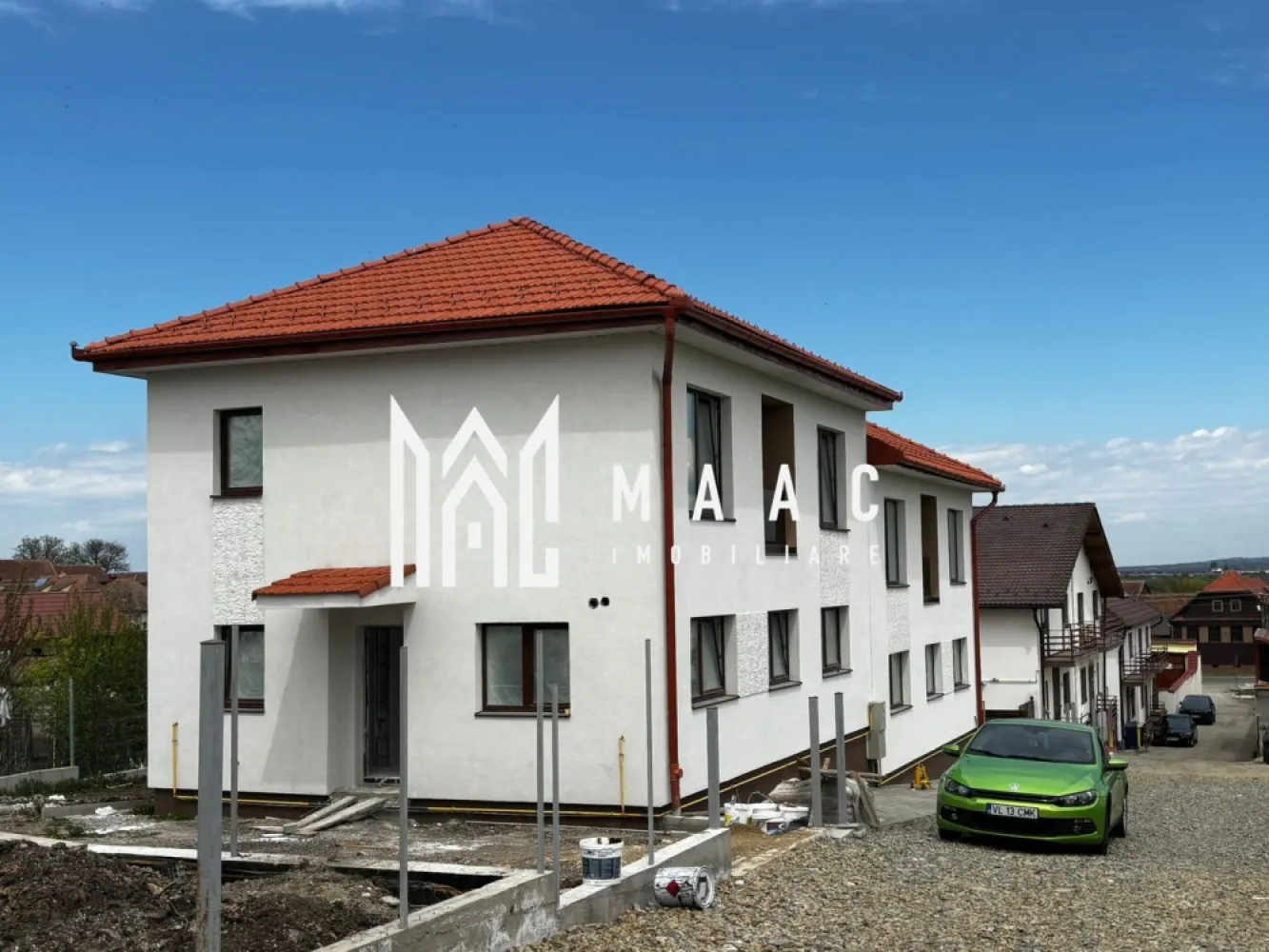 Casă Tip Duplex | 4 Camere | 2 Balcoane | Terasă | Șura Mică