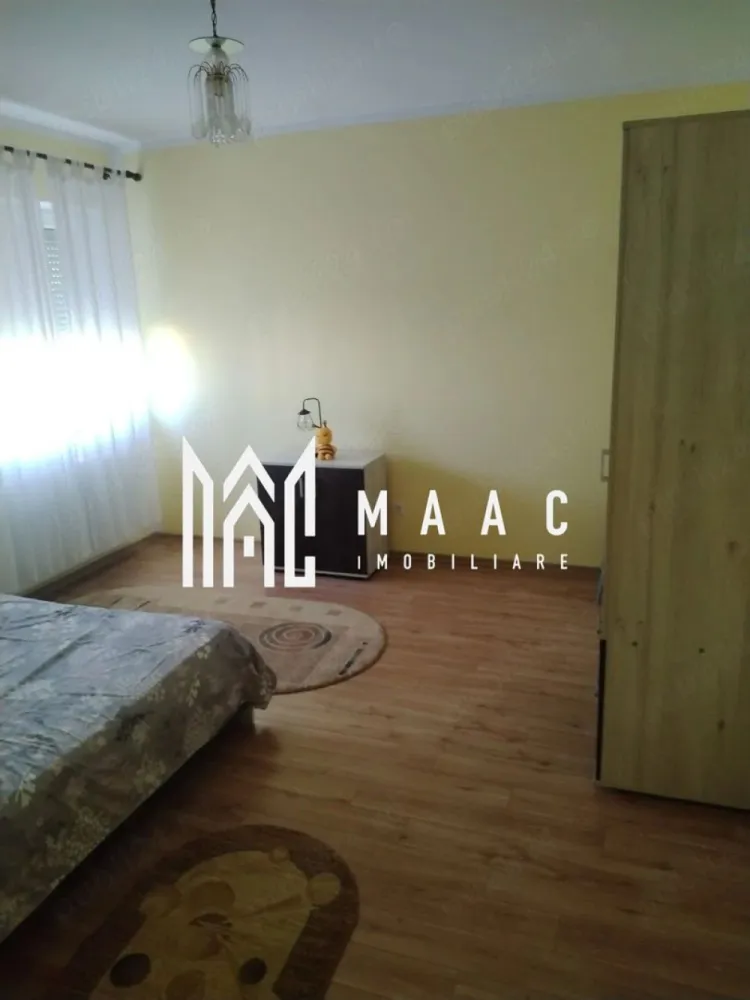 Apartament 2 camere | 56 MPU | Central - MAAC Imobiliare vă propune spre închiriere un apartament modern, situat în Sibiu, ideal pentru un stil de viață confortabil și echilibrat.

Locuința se remarcă prin compartimentarea eficientă și dotările complete, fiind potrivită atât pentru cupluri, cât și pentru persoane care își doresc un spațiu bine organizat.

Detalii generale:

* tip imobil: apartament
* compartimentare: decomandat
* suprafață utilă: 56 mp
* suprafață construită: 72,8 mp
* an construcție: 2018 (bloc nou)
* disponibilitate: imediată

Compartimentare:

* 2 camere
* bucătărie
* baie
* balcon

Dotări și avantaje:

* complet mobilat și utilat
* bucătărie mobilată și utilată
* finisaje moderne
* geamuri termopan
* uși interioare de calitate
* centrală termică
* acces la toate utilitățile (apă, gaz, curent, internet, TV)

Facilități și extra beneficii:

* loc de parcare inclus
* zonă cu acces facil
* străzi asfaltate și iluminate
* mijloace de transport în apropiere

Pentru mai multe detalii sau pentru programarea unei vizionări, vă rugăm să ne contactați și să menționați codul ID: CP3048463