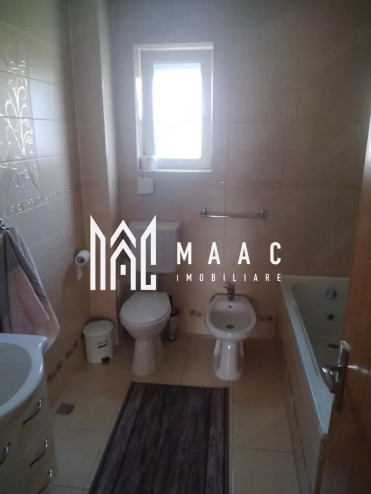 Apartament 2 camere | 56 MPU | Central - MAAC Imobiliare vă propune spre închiriere un apartament modern, situat în Sibiu, ideal pentru un stil de viață confortabil și echilibrat.

Locuința se remarcă prin compartimentarea eficientă și dotările complete, fiind potrivită atât pentru cupluri, cât și pentru persoane care își doresc un spațiu bine organizat.

Detalii generale:

* tip imobil: apartament
* compartimentare: decomandat
* suprafață utilă: 56 mp
* suprafață construită: 72,8 mp
* an construcție: 2018 (bloc nou)
* disponibilitate: imediată

Compartimentare:

* 2 camere
* bucătărie
* baie
* balcon

Dotări și avantaje:

* complet mobilat și utilat
* bucătărie mobilată și utilată
* finisaje moderne
* geamuri termopan
* uși interioare de calitate
* centrală termică
* acces la toate utilitățile (apă, gaz, curent, internet, TV)

Facilități și extra beneficii:

* loc de parcare inclus
* zonă cu acces facil
* străzi asfaltate și iluminate
* mijloace de transport în apropiere

Pentru mai multe detalii sau pentru programarea unei vizionări, vă rugăm să ne contactați și să menționați codul ID: CP3048463