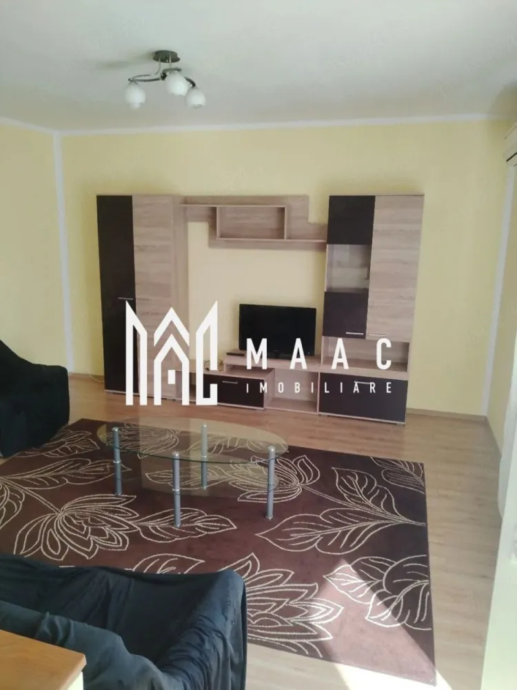 Apartament 2 camere | 56 MPU | Central - MAAC Imobiliare vă propune spre închiriere un apartament modern, situat în Sibiu, ideal pentru un stil de viață confortabil și echilibrat.

Locuința se remarcă prin compartimentarea eficientă și dotările complete, fiind potrivită atât pentru cupluri, cât și pentru persoane care își doresc un spațiu bine organizat.

Detalii generale:

* tip imobil: apartament
* compartimentare: decomandat
* suprafață utilă: 56 mp
* suprafață construită: 72,8 mp
* an construcție: 2018 (bloc nou)
* disponibilitate: imediată

Compartimentare:

* 2 camere
* bucătărie
* baie
* balcon

Dotări și avantaje:

* complet mobilat și utilat
* bucătărie mobilată și utilată
* finisaje moderne
* geamuri termopan
* uși interioare de calitate
* centrală termică
* acces la toate utilitățile (apă, gaz, curent, internet, TV)

Facilități și extra beneficii:

* loc de parcare inclus
* zonă cu acces facil
* străzi asfaltate și iluminate
* mijloace de transport în apropiere

Pentru mai multe detalii sau pentru programarea unei vizionări, vă rugăm să ne contactați și să menționați codul ID: CP3048463