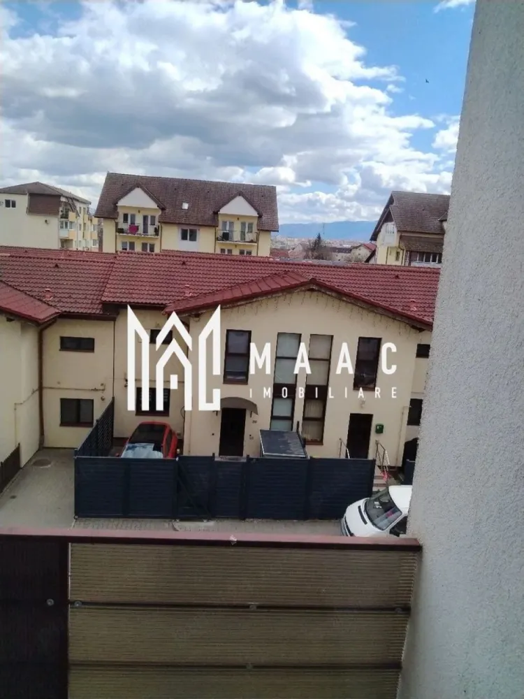 Apartament 2 camere | 56 MPU | Central - MAAC Imobiliare vă propune spre închiriere un apartament modern, situat în Sibiu, ideal pentru un stil de viață confortabil și echilibrat.

Locuința se remarcă prin compartimentarea eficientă și dotările complete, fiind potrivită atât pentru cupluri, cât și pentru persoane care își doresc un spațiu bine organizat.

Detalii generale:

* tip imobil: apartament
* compartimentare: decomandat
* suprafață utilă: 56 mp
* suprafață construită: 72,8 mp
* an construcție: 2018 (bloc nou)
* disponibilitate: imediată

Compartimentare:

* 2 camere
* bucătărie
* baie
* balcon

Dotări și avantaje:

* complet mobilat și utilat
* bucătărie mobilată și utilată
* finisaje moderne
* geamuri termopan
* uși interioare de calitate
* centrală termică
* acces la toate utilitățile (apă, gaz, curent, internet, TV)

Facilități și extra beneficii:

* loc de parcare inclus
* zonă cu acces facil
* străzi asfaltate și iluminate
* mijloace de transport în apropiere

Pentru mai multe detalii sau pentru programarea unei vizionări, vă rugăm să ne contactați și să menționați codul ID: CP3048463