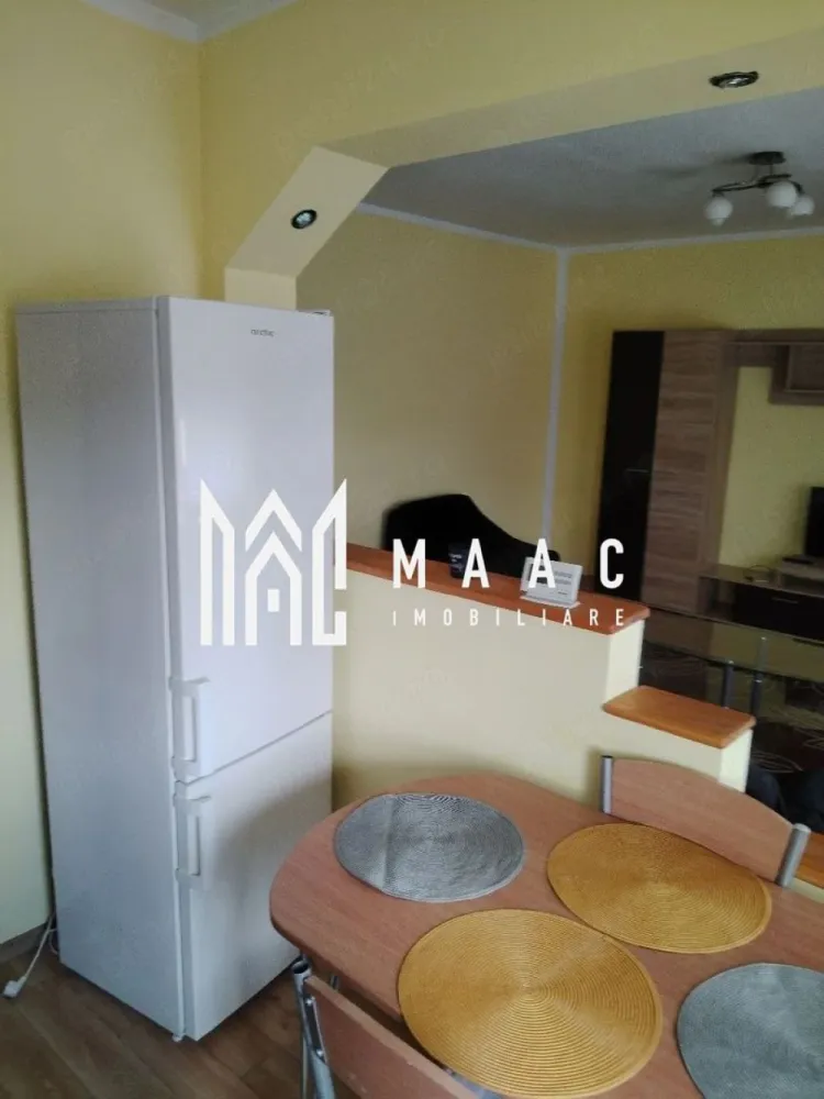 Apartament 2 camere | 56 MPU | Central - MAAC Imobiliare vă propune spre închiriere un apartament modern, situat în Sibiu, ideal pentru un stil de viață confortabil și echilibrat.

Locuința se remarcă prin compartimentarea eficientă și dotările complete, fiind potrivită atât pentru cupluri, cât și pentru persoane care își doresc un spațiu bine organizat.

Detalii generale:

* tip imobil: apartament
* compartimentare: decomandat
* suprafață utilă: 56 mp
* suprafață construită: 72,8 mp
* an construcție: 2018 (bloc nou)
* disponibilitate: imediată

Compartimentare:

* 2 camere
* bucătărie
* baie
* balcon

Dotări și avantaje:

* complet mobilat și utilat
* bucătărie mobilată și utilată
* finisaje moderne
* geamuri termopan
* uși interioare de calitate
* centrală termică
* acces la toate utilitățile (apă, gaz, curent, internet, TV)

Facilități și extra beneficii:

* loc de parcare inclus
* zonă cu acces facil
* străzi asfaltate și iluminate
* mijloace de transport în apropiere

Pentru mai multe detalii sau pentru programarea unei vizionări, vă rugăm să ne contactați și să menționați codul ID: CP3048463