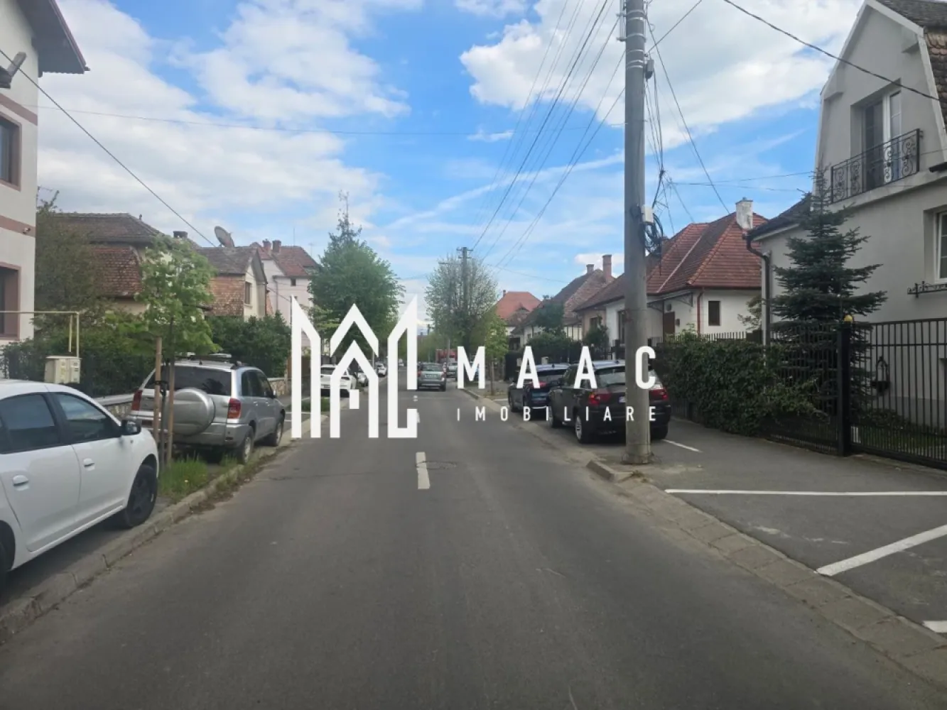 Apartament la casa cu 3 camere si curte Strada Bucegi - Agentia imobiliara Maac va propune spre inchiriere apartament la casa cu 3 camere si curte de 250 mp situat in zona 3 Stejari strada Bucegi . Apartamentul este situat la parterul casei si are o suprafata de 75 mp . Avantaje: - se poate inchiria mobilat sau dupa cum se vede in poze - curte privata 250 mp - pivnita - incalzire centrala proprie si calorifere - zona linistita si usor accesibila - 3 camere mari si luminoase - baie cu geam de aerisire Pentru mai multe detalii va rog sa specificati CP3056297 la telefon .