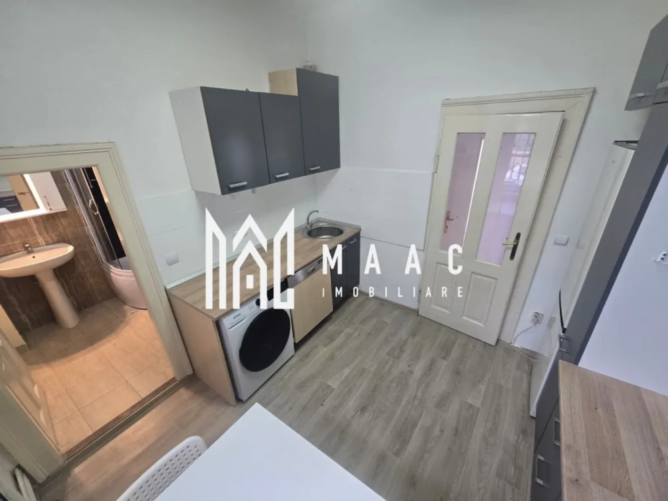 Apartament la casa cu 3 camere si curte Strada Bucegi - Agentia imobiliara Maac va propune spre inchiriere apartament la casa cu 3 camere si curte de 250 mp situat in zona 3 Stejari strada Bucegi . Apartamentul este situat la parterul casei si are o suprafata de 75 mp . Avantaje: - se poate inchiria mobilat sau dupa cum se vede in poze - curte privata 250 mp - pivnita - incalzire centrala proprie si calorifere - zona linistita si usor accesibila - 3 camere mari si luminoase - baie cu geam de aerisire Pentru mai multe detalii va rog sa specificati CP3056297 la telefon .