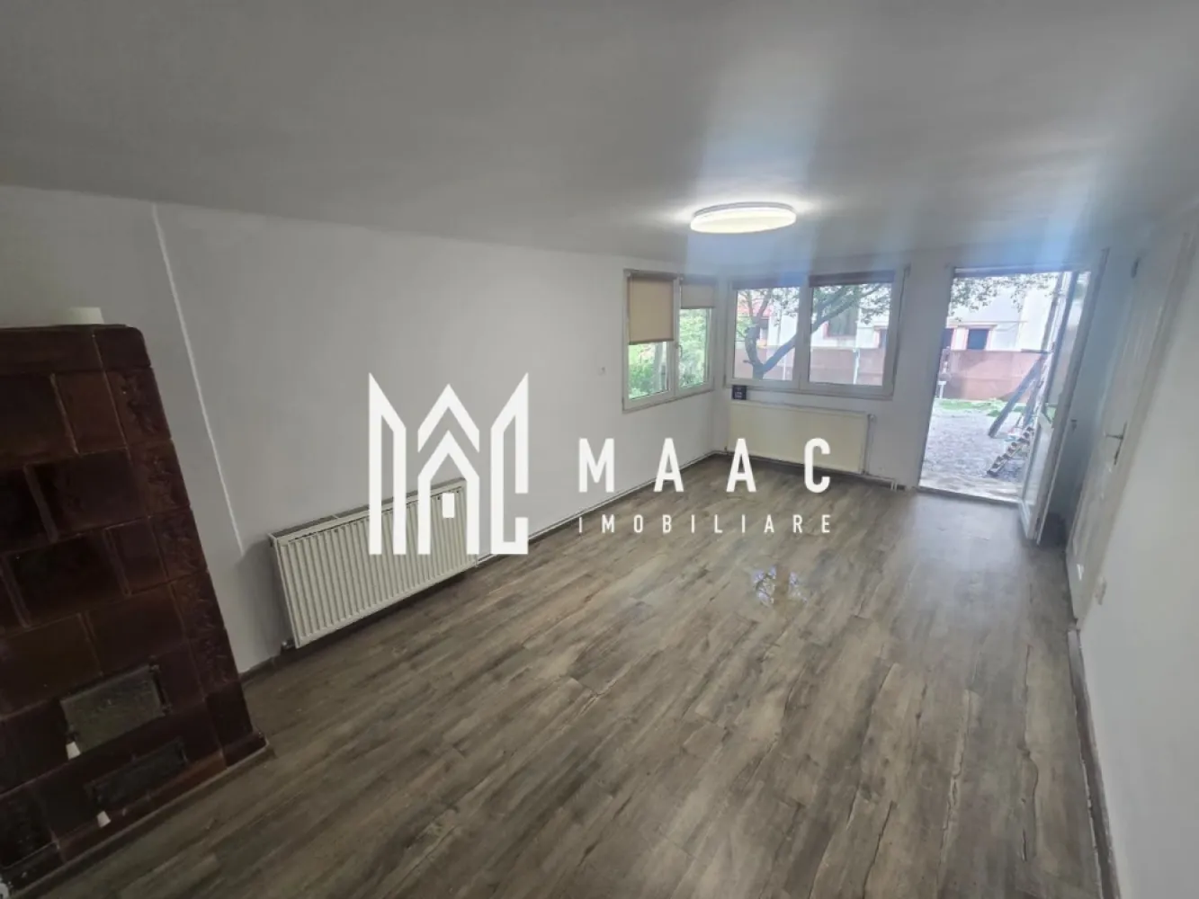Apartament la casa cu 3 camere si curte Strada Bucegi - Agentia imobiliara Maac va propune spre inchiriere apartament la casa cu 3 camere si curte de 250 mp situat in zona 3 Stejari strada Bucegi . Apartamentul este situat la parterul casei si are o suprafata de 75 mp . Avantaje: - se poate inchiria mobilat sau dupa cum se vede in poze - curte privata 250 mp - pivnita - incalzire centrala proprie si calorifere - zona linistita si usor accesibila - 3 camere mari si luminoase - baie cu geam de aerisire Pentru mai multe detalii va rog sa specificati CP3056297 la telefon .