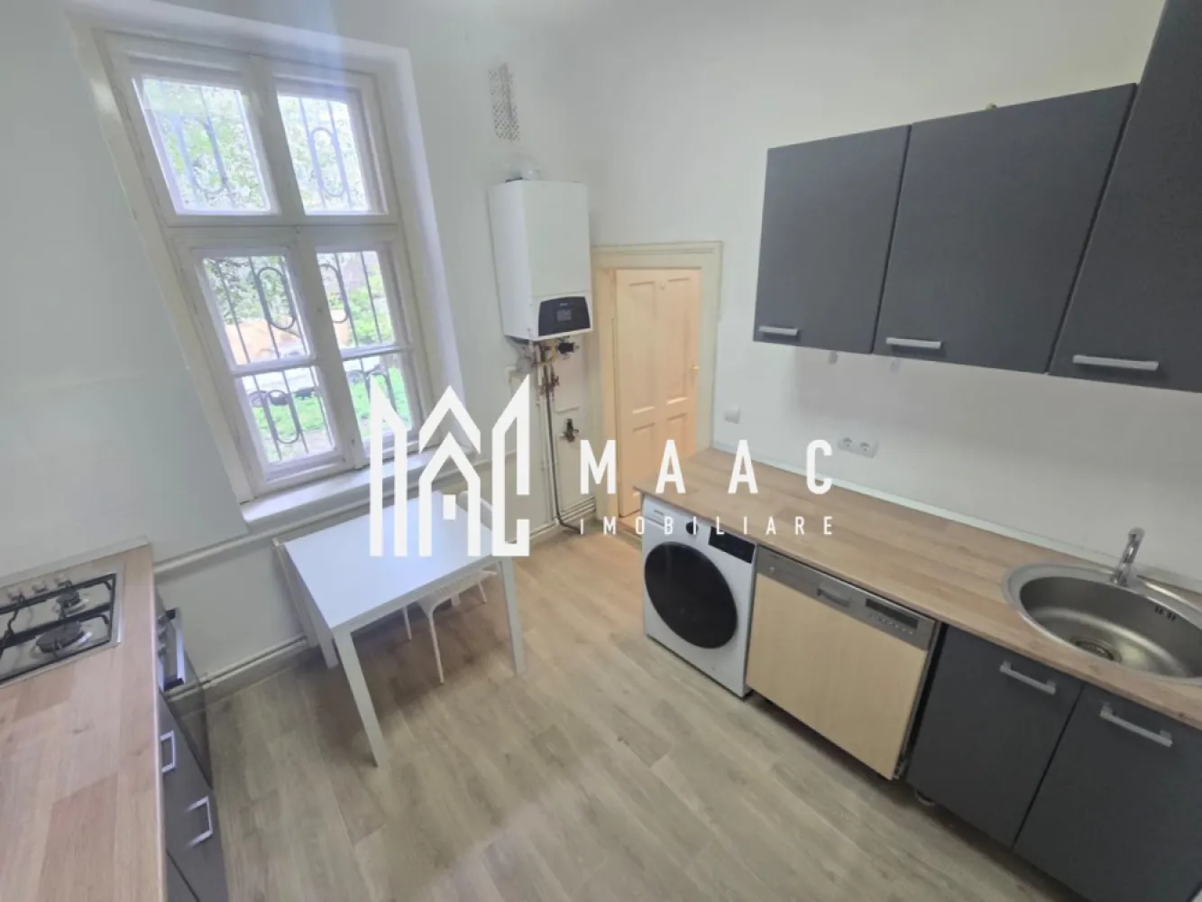 Apartament la casa cu 3 camere si curte Strada Bucegi