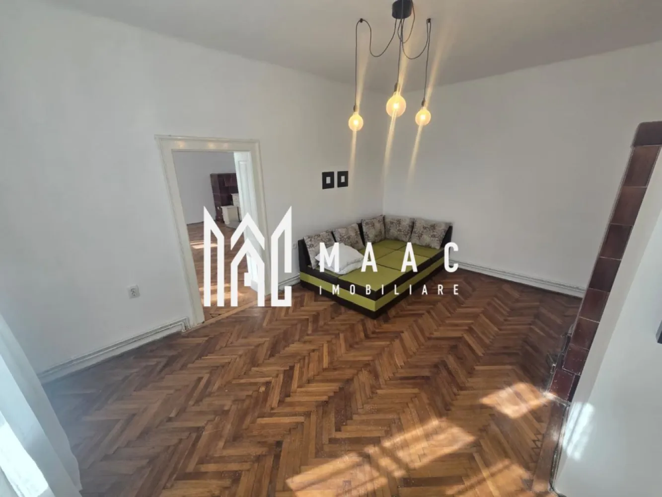 Apartament la casa cu 3 camere si curte Strada Bucegi